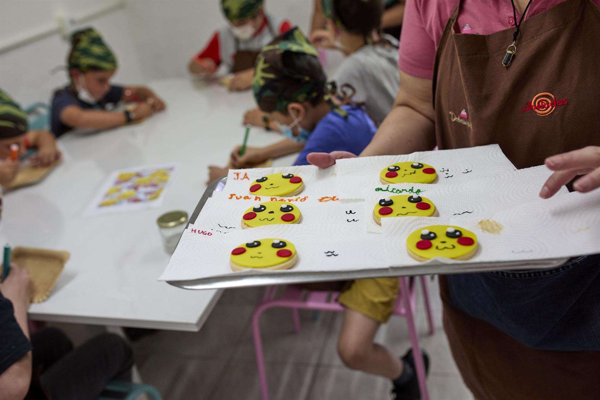 Una pastelera muestra las galletas durante la elaboración de dulces con niños. Archivo.   Jesús Hellín   Europa Press   Archivo