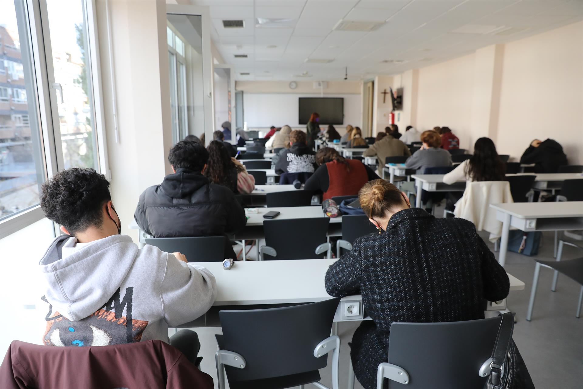 Varios alumnos realizan un examen. FP. Universidad. Clase. Marta Fernández Jara - Europa Press. Archivo.