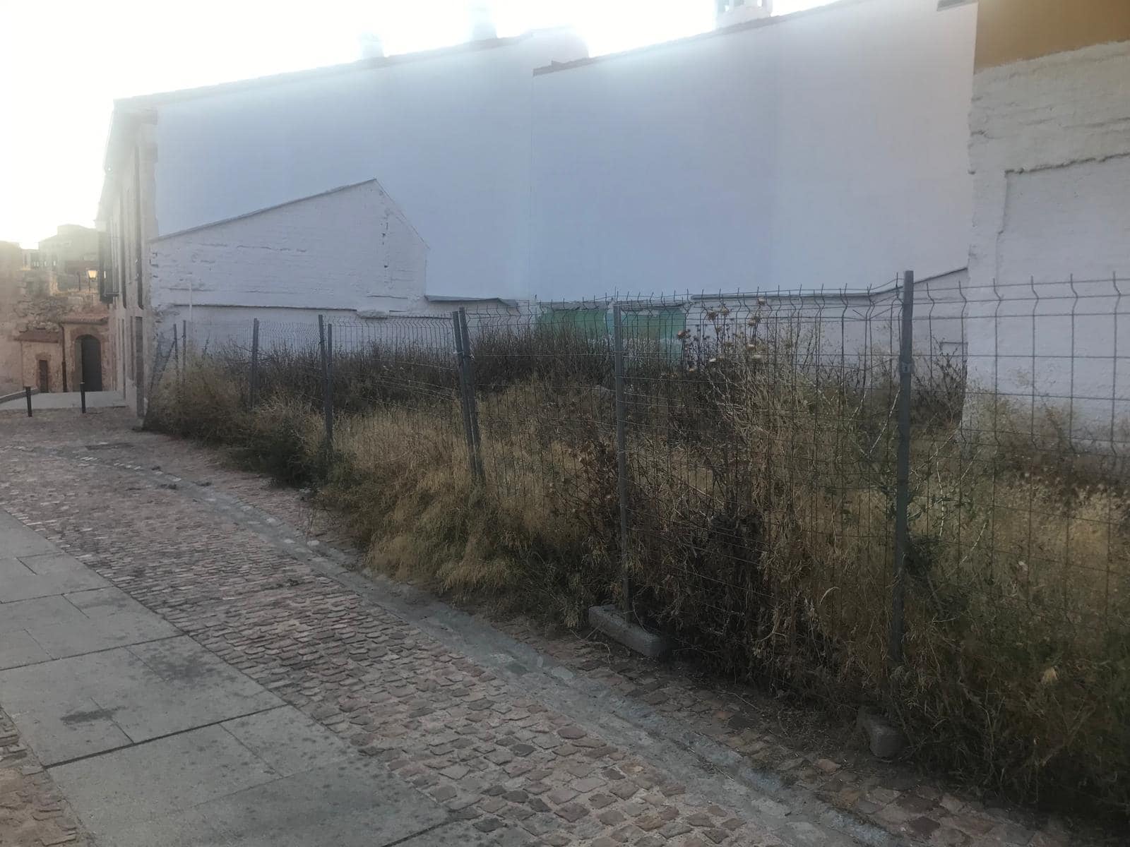 Parcela en el entorno de la muralla de Zamora en mal estado. Foto: redes sociales.