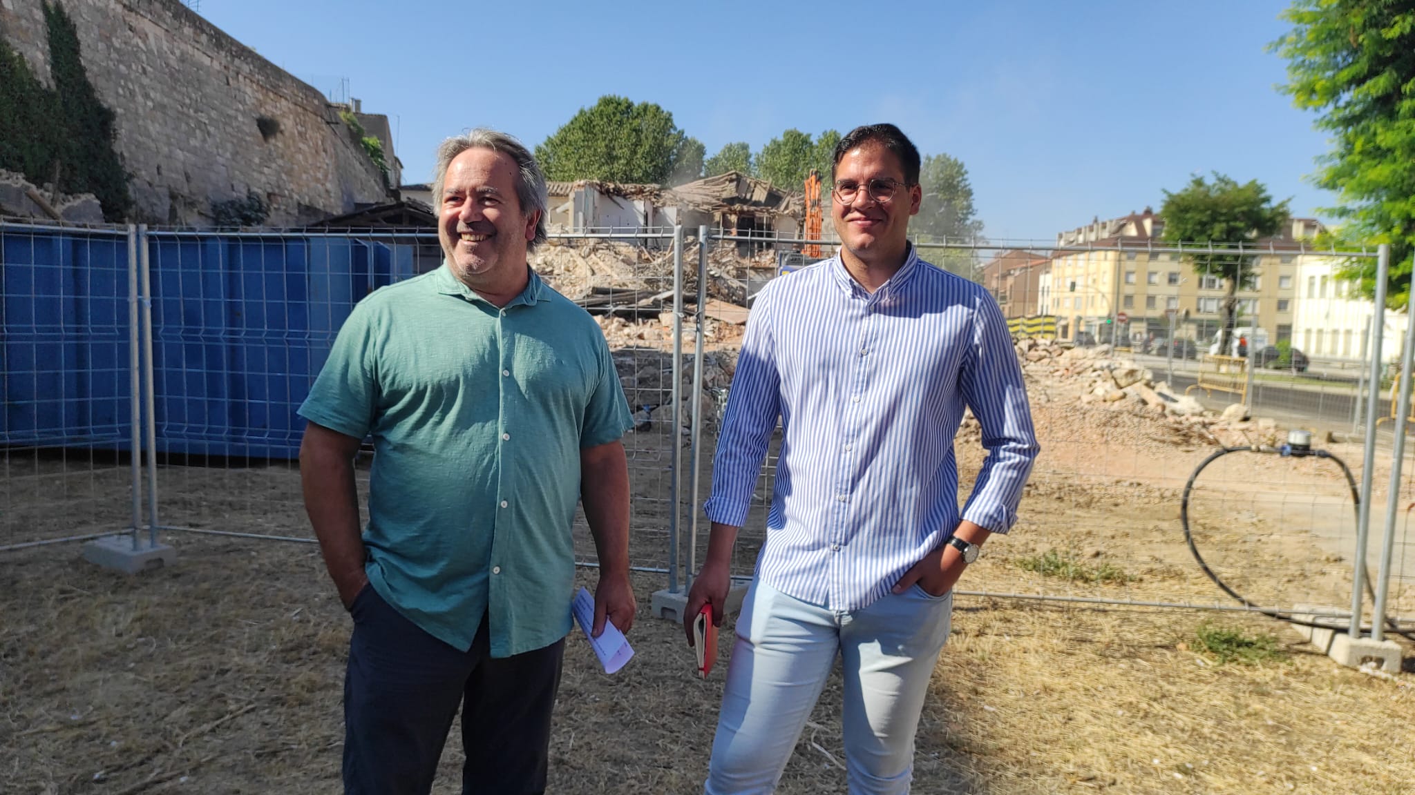 Francisco Guarido y Pablo Novo en la avenida de la Feria, lugar donde se están acometiendo las obras de liberación de la muralla de Zamora.