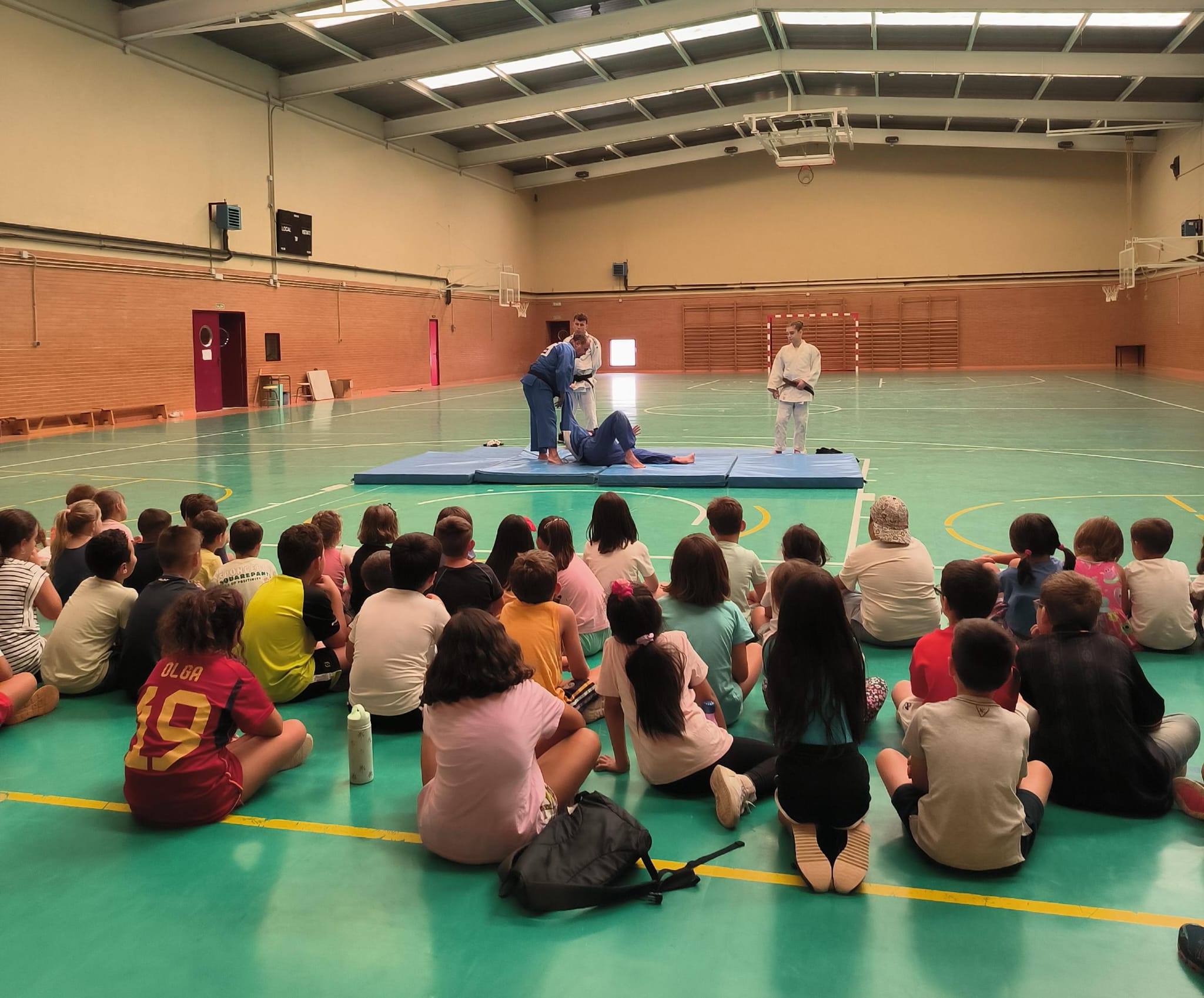 Una exhibición del Judo Morales ante la atenta mirada de los niños del programa ‘Conciliamos Verano 2024’.