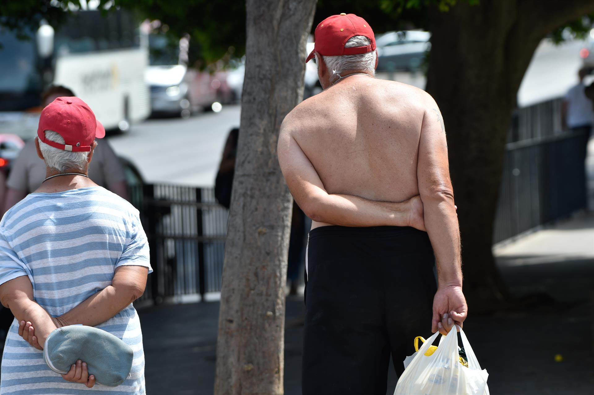 Imagen de archivo de personas paseando con altas temperaturas.   DIMA   Europa Press   Archivo