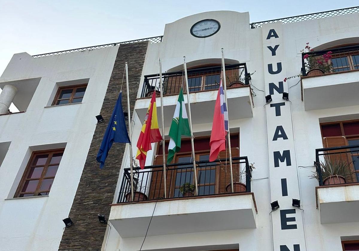 Banderas a media asta en el Ayuntamiento de Albuñol. Junta de Andalucía