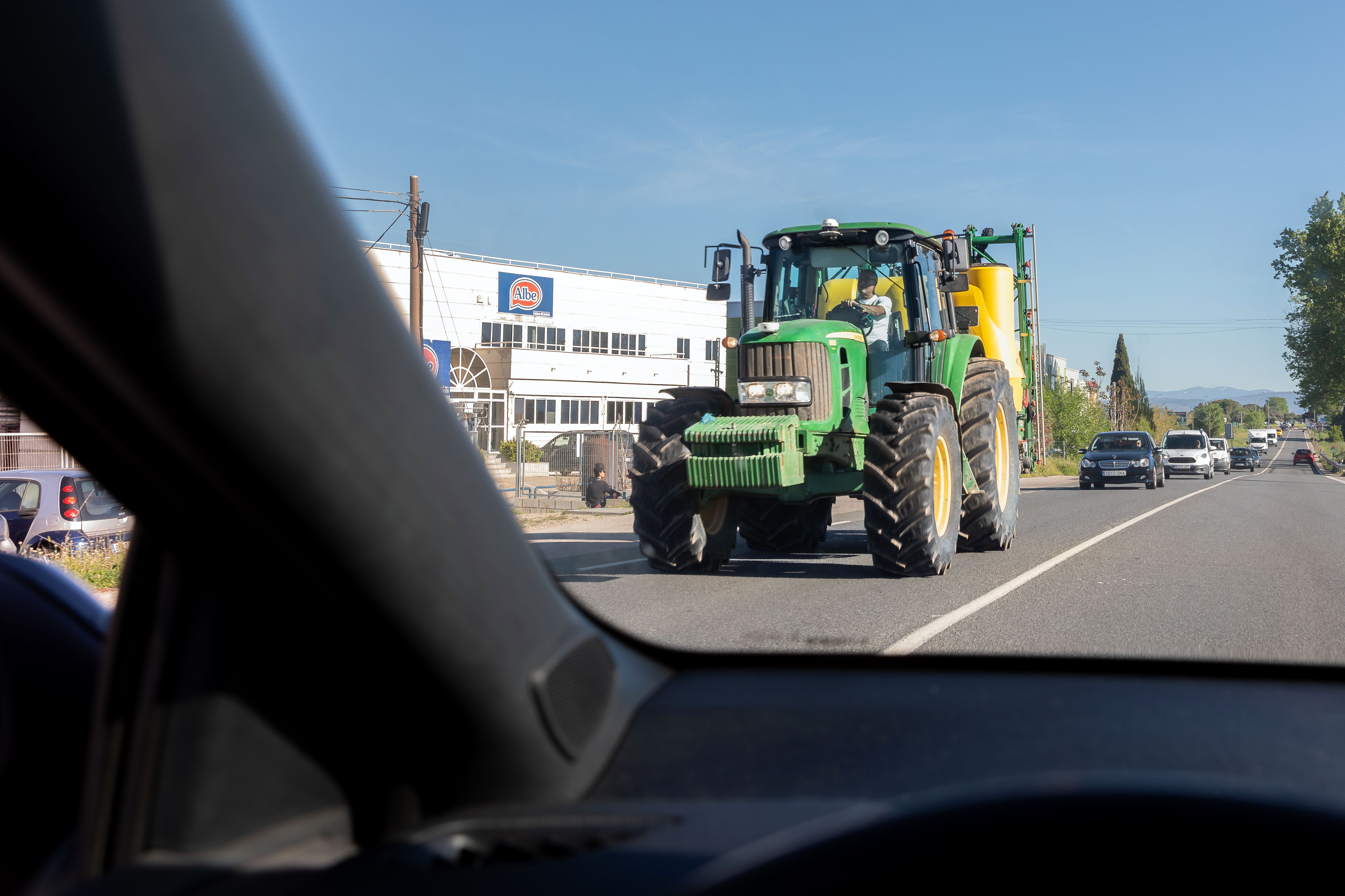 imagen de un tractor en una carretera Motor16