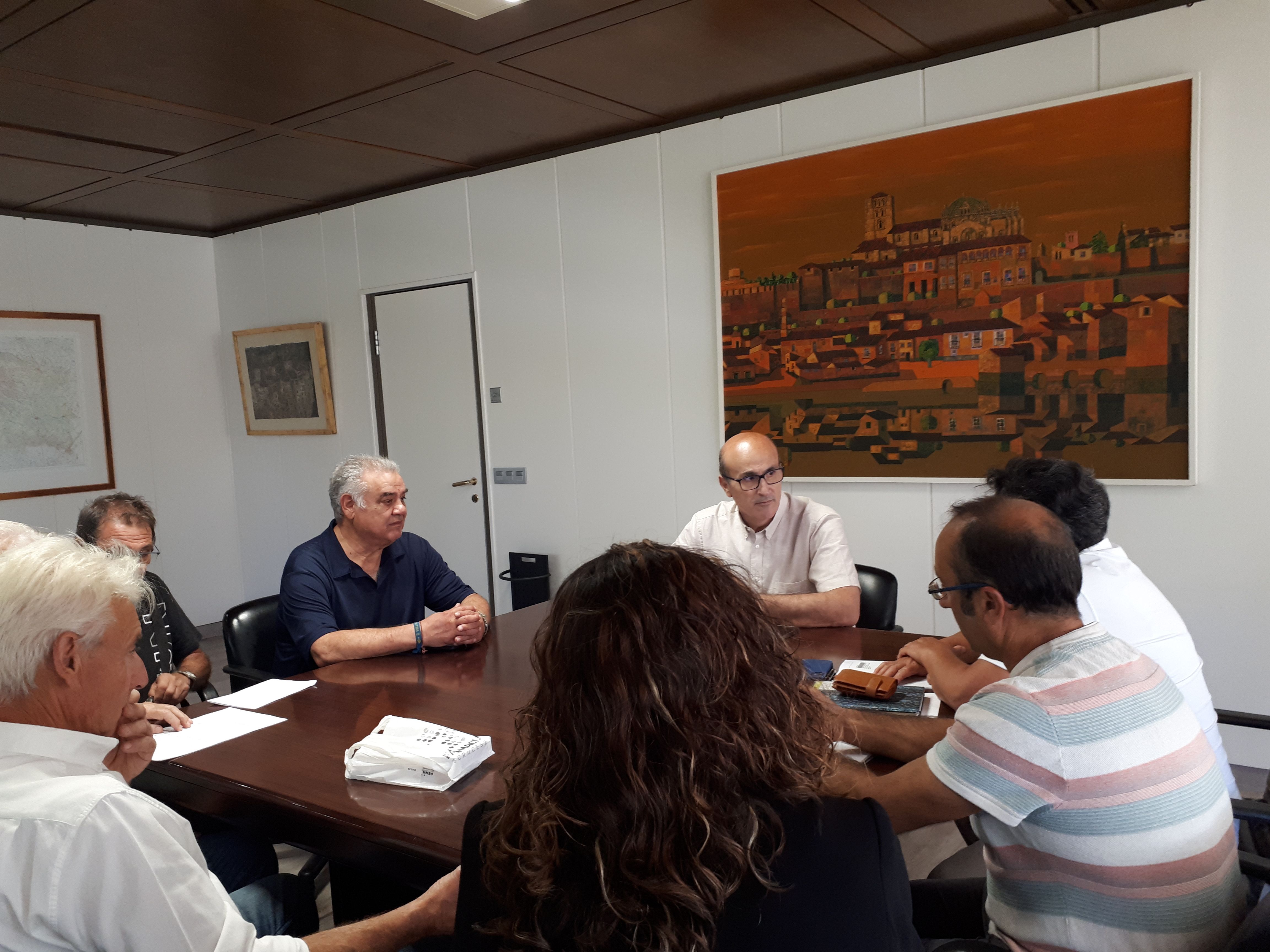 Reunión del delegado territorial de la Junta, Fernando Prada, con los miembros de la plataforma Aqua N