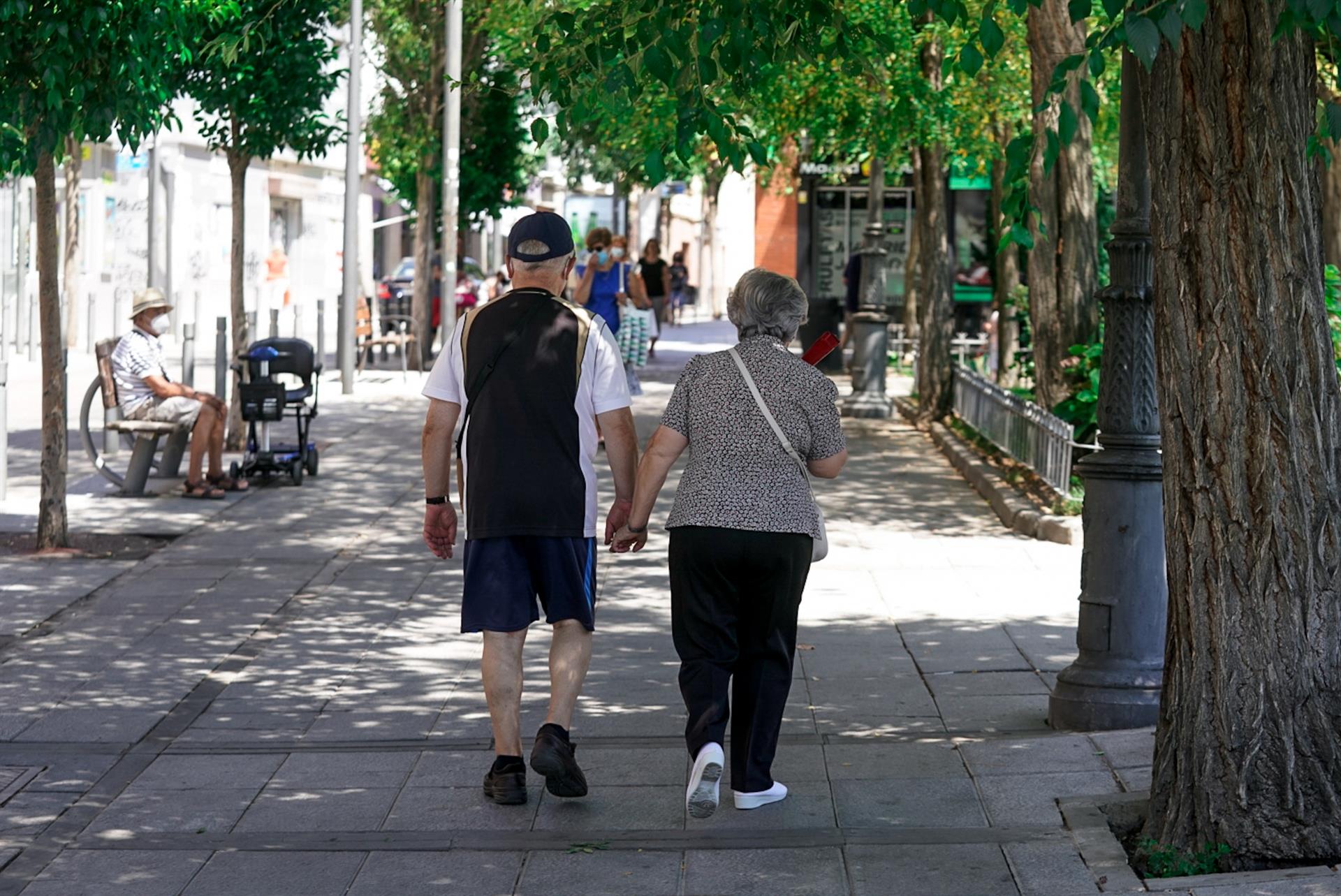 Una pareja de jubilados paseando por la calle   A. Pérez Meca   Europa Press   Archivo