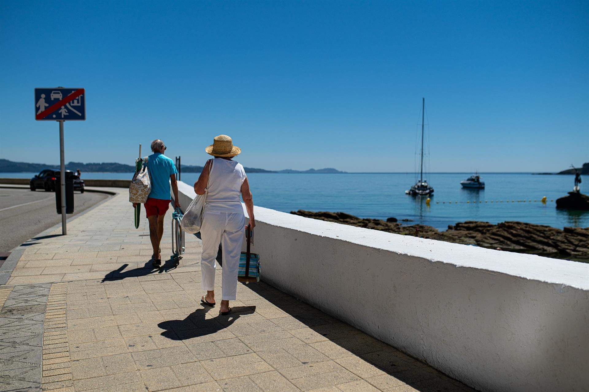 Una pareja camina hacia la playa en Pontevedra, Galicia (España). Elena Fernández - Europa Press. Archivo.