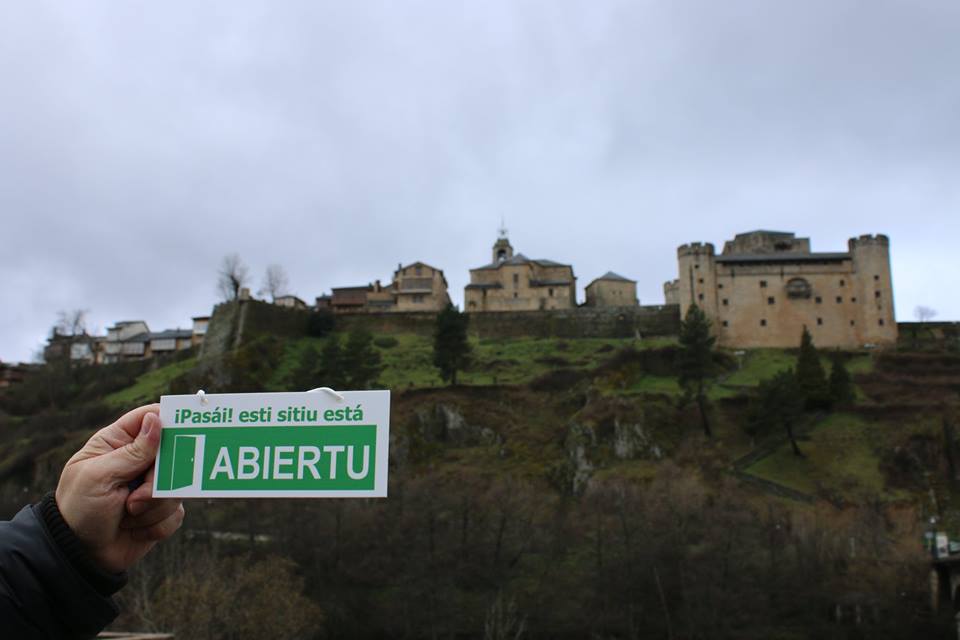 Cartelería en Senabrés.