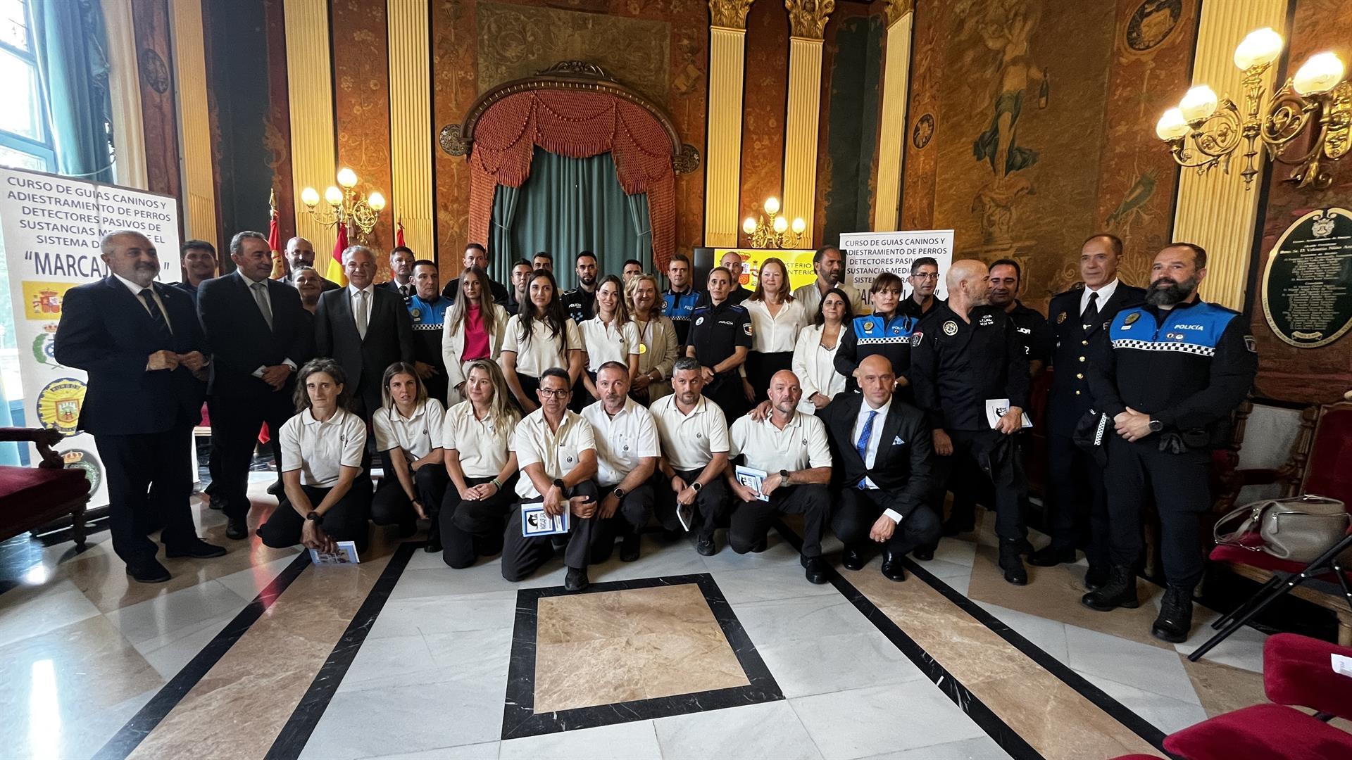 Familia de los alumnos, instructores y autoridades en la presentación de esta edición   EUROPA PRESS