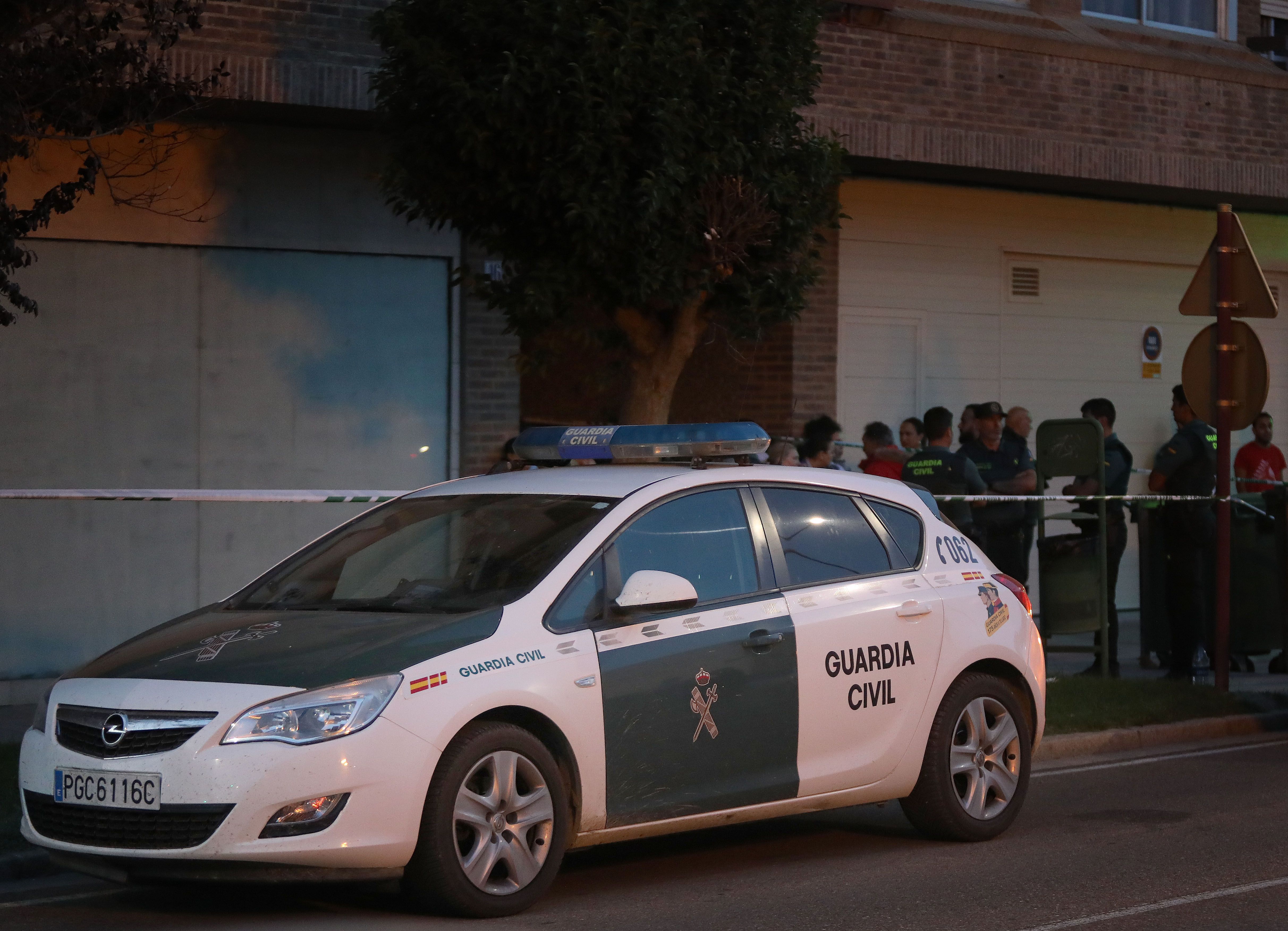 Guardias civiles delante del portal del inmueble donde una mujer ha sido apuñalada en Venta de Baños (Palencia) tras una discusión familiar