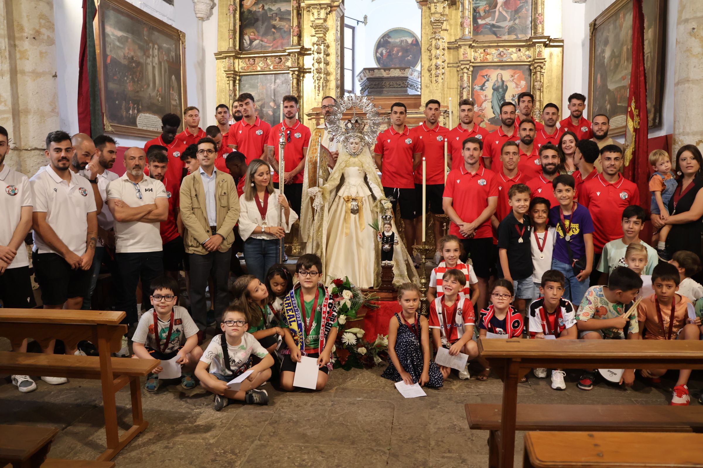 Foto de familia en la Iglesia de San Antolín