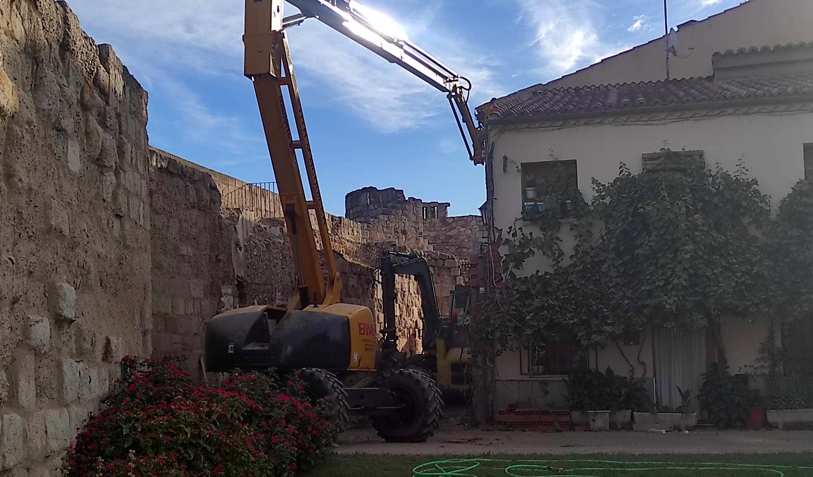 Derribo del edificio en la calle Postigo para  liberar orto tramo de muralla