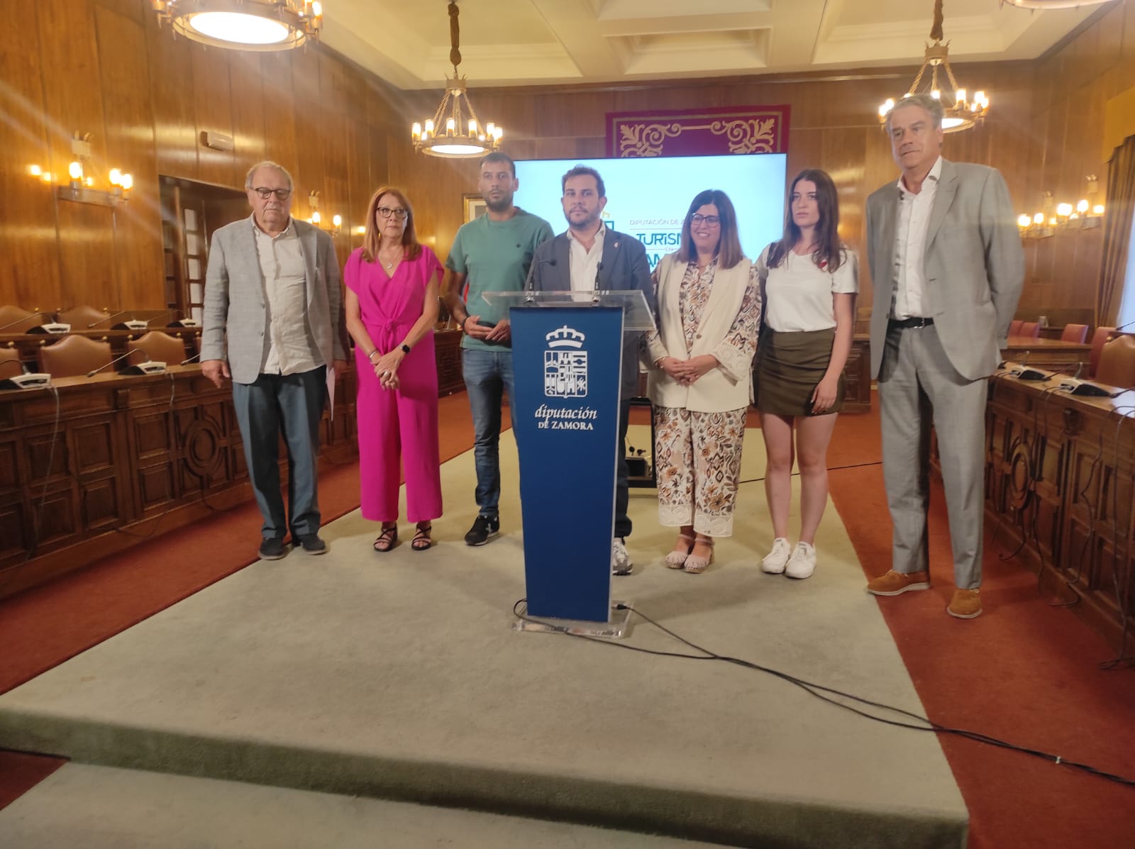 Diputación de Zamora y alcaldes de la provincia en la rueda de prensa sobre turismo en verano. 