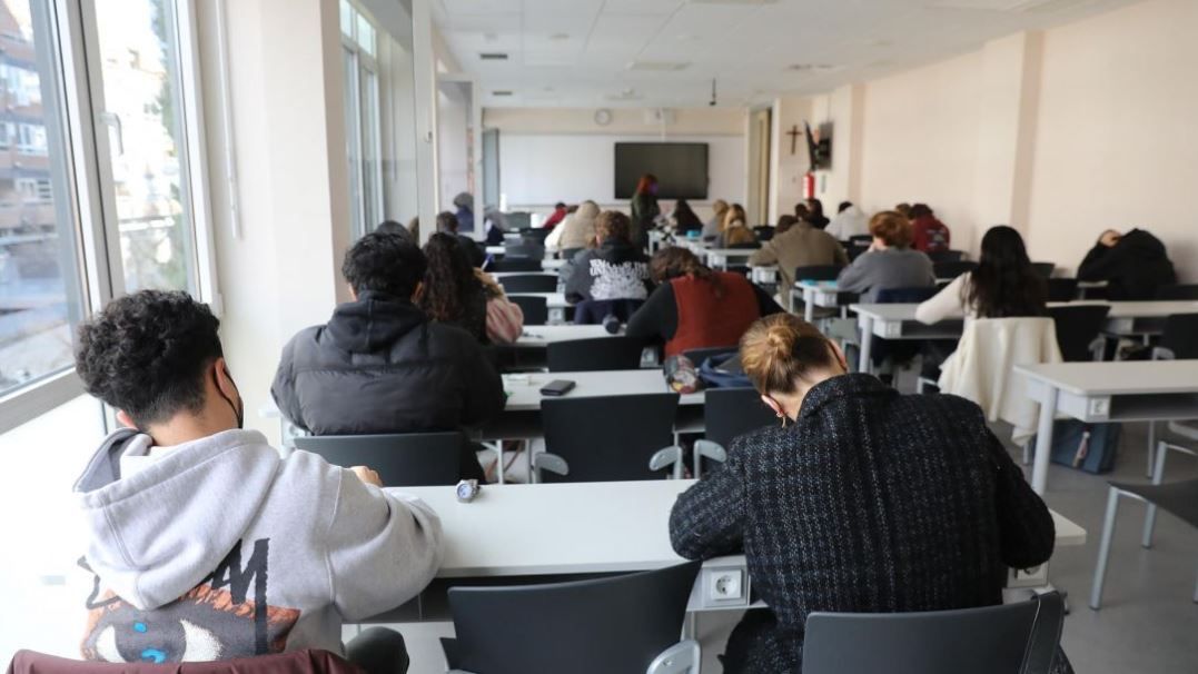 Varios alumnos realizan un examen. FP. Universidad. Clase. Marta Fernández Jara - Europa Press. Archivo.