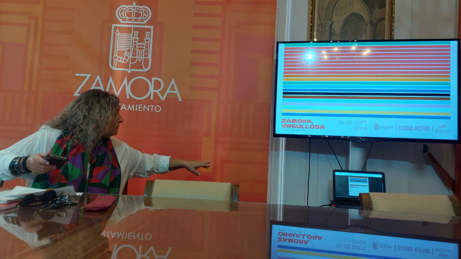 Auxi Fernández presenta Zamora Orgullosa