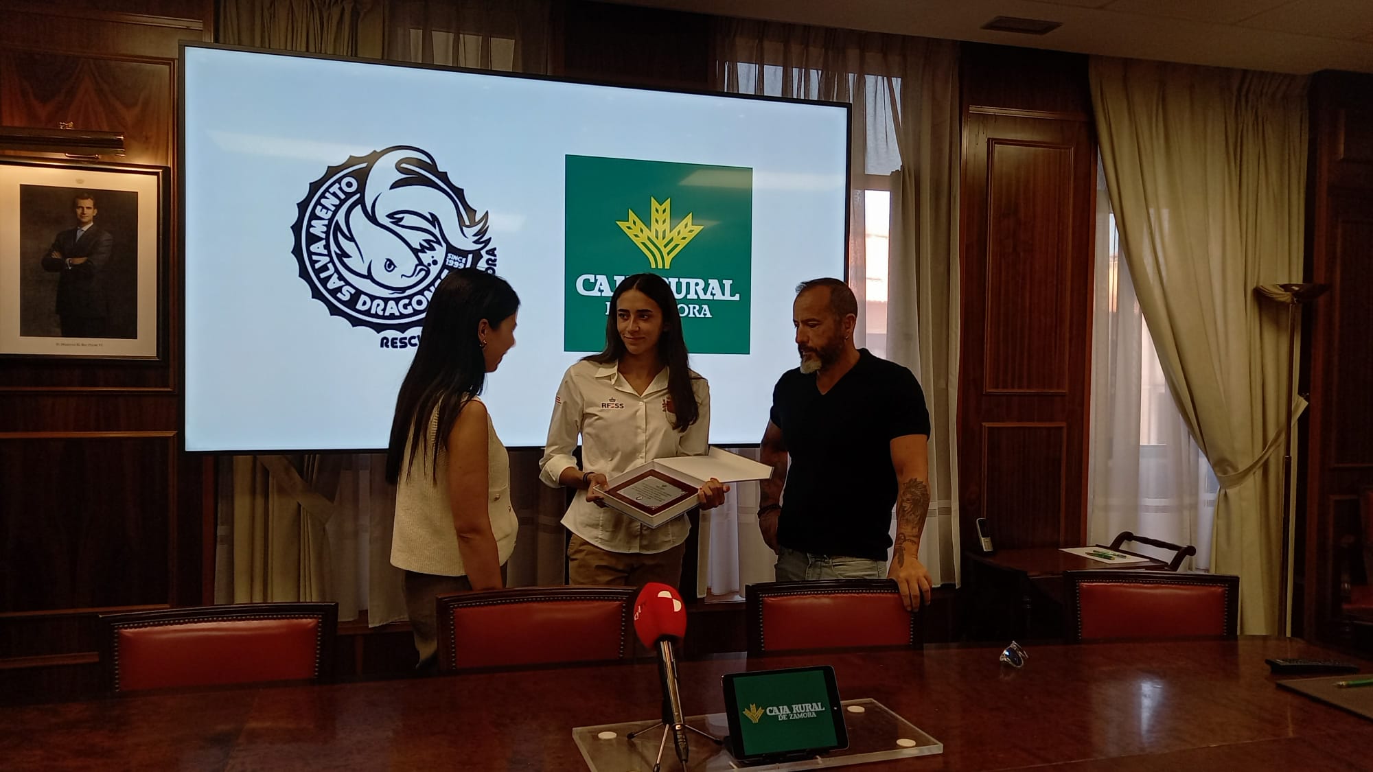 Ana Bailón recibe la placa homenaje en la sede de Caja Rural