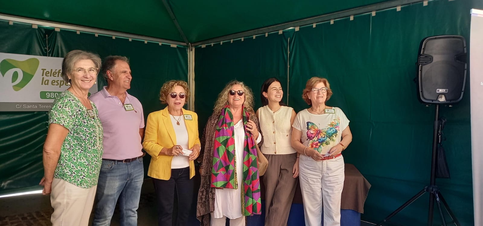 Carmen Diego, vicepresidenta de la Asociación Teléfono de la Esperanza, a la derecha junto a Laura Huertos, de Caja Rural, la concejala María Auxiliadora Fernández, y miembros de la Asociación