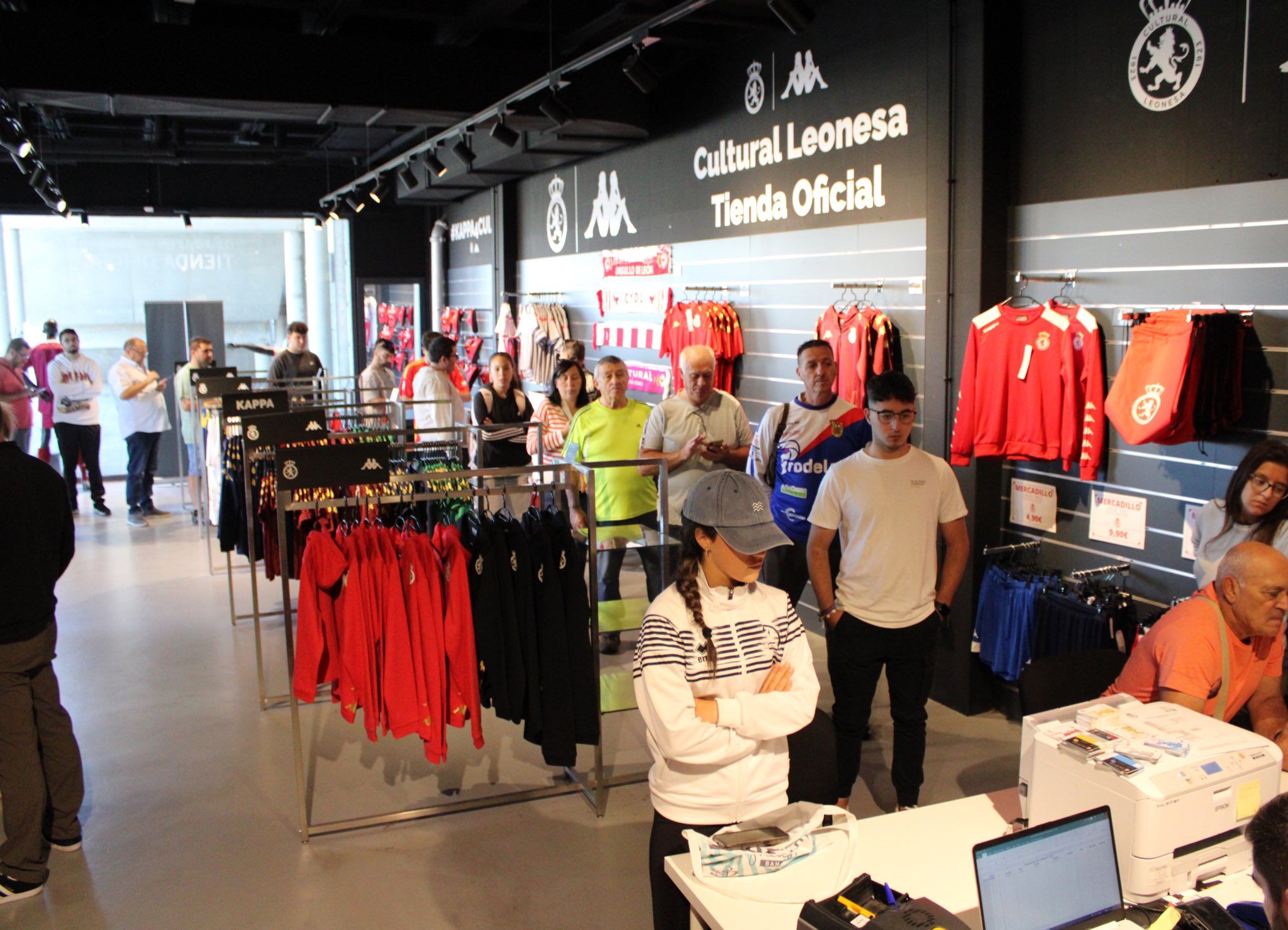 Colas en la Tienda Oficial de la Cultural Leonesa para adquirir entradas. Foto: Cultural y Deportiva Leonesa