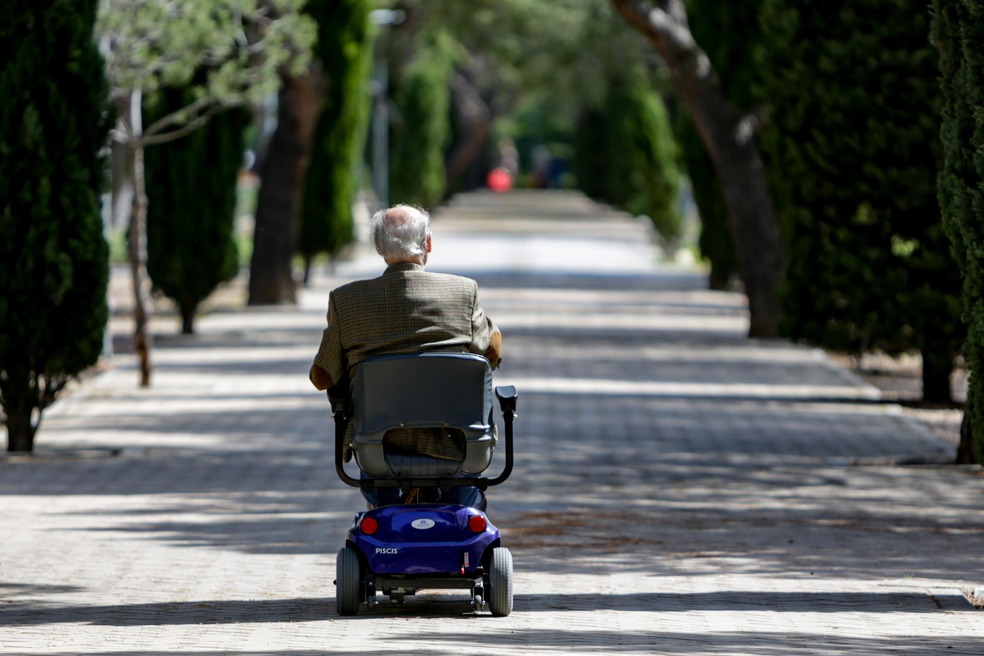 Un anciano en silla de ruedas eléctrica en un parque de Madrid. - Ricardo Rubio - Europa Press - Archivo