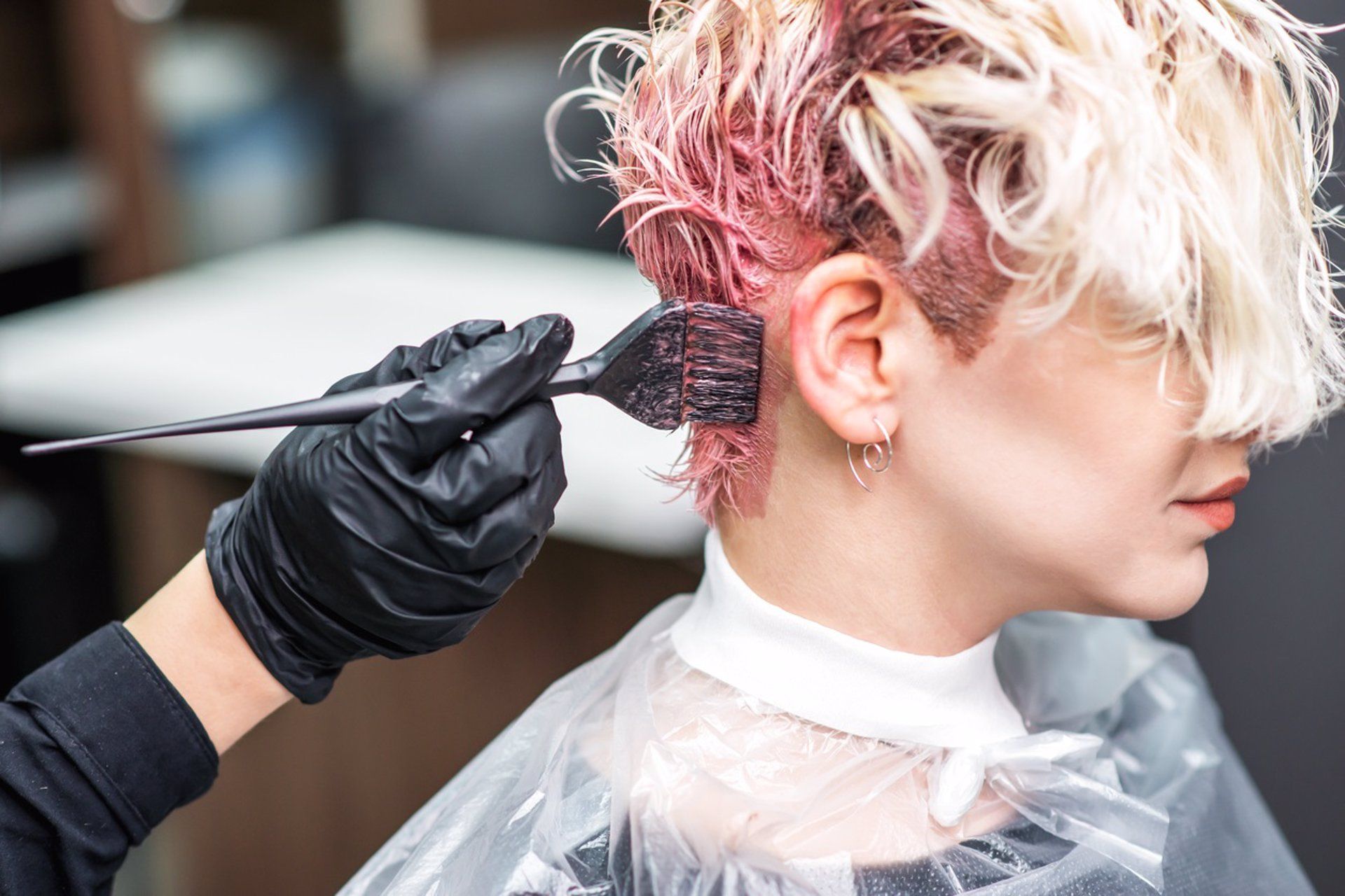 Mujer tiñéndose el pelo en una peluquería, tinte.   OKSKUKURUZA   Archivo