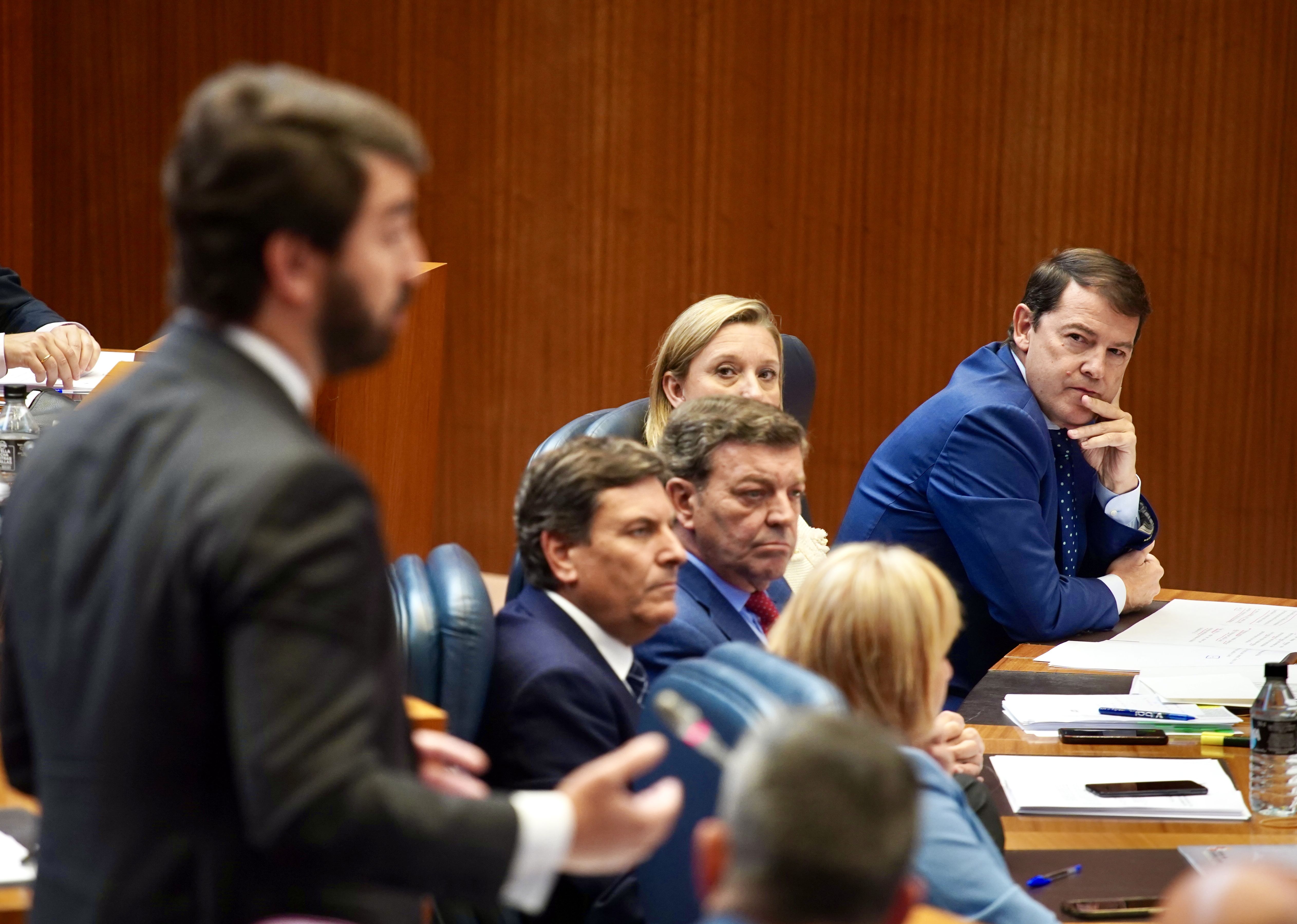 Miriam Chacón. El presidente de la Junta, Alfonso Fernández Mañueco, durante la intervención del portavoz de Vox, Juan García Gallardo, en el pleno de las Cortes