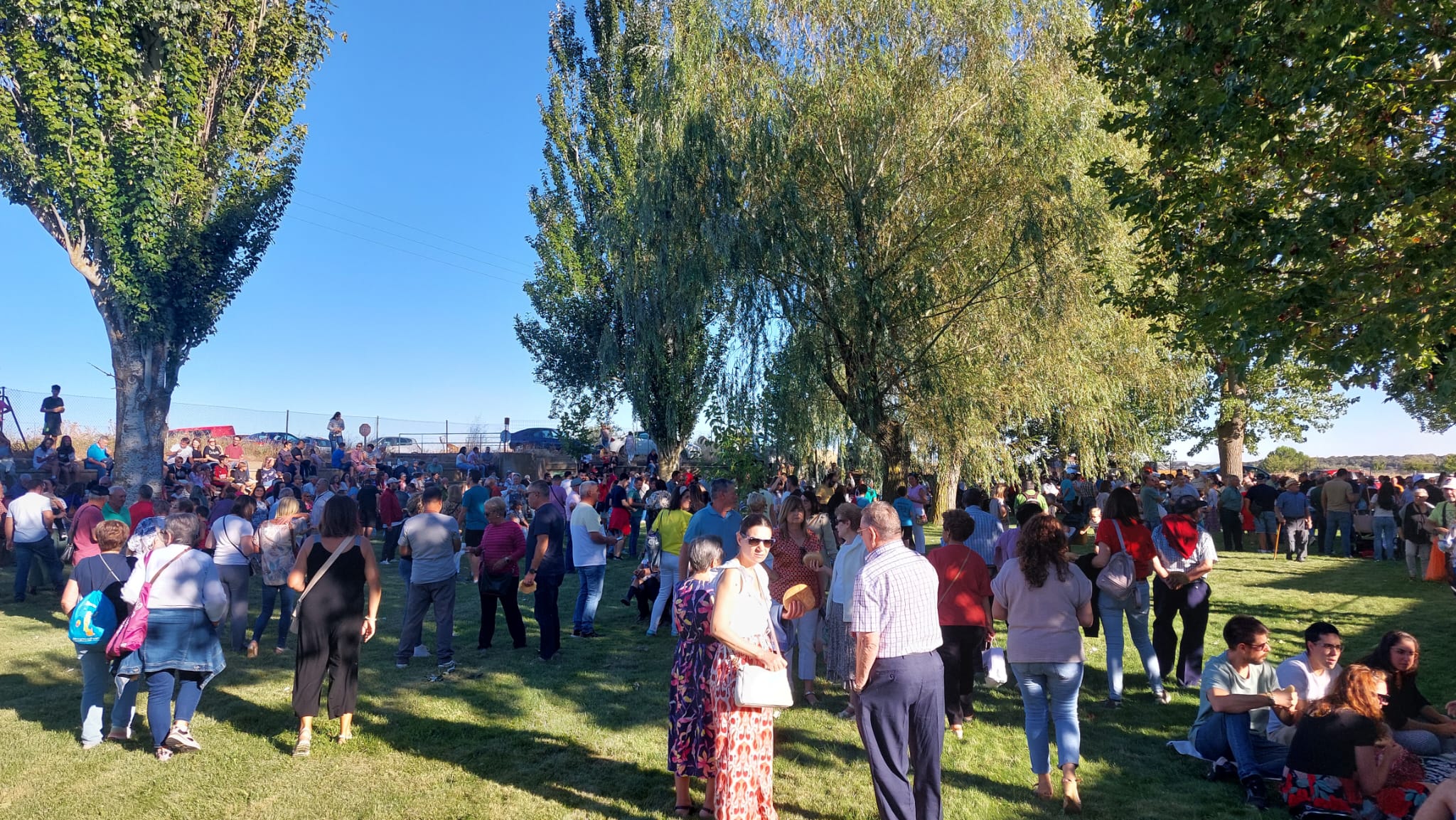 Navianos festeja a la Virgen del Carmen con el tradicional reparto de bollas en la ermita