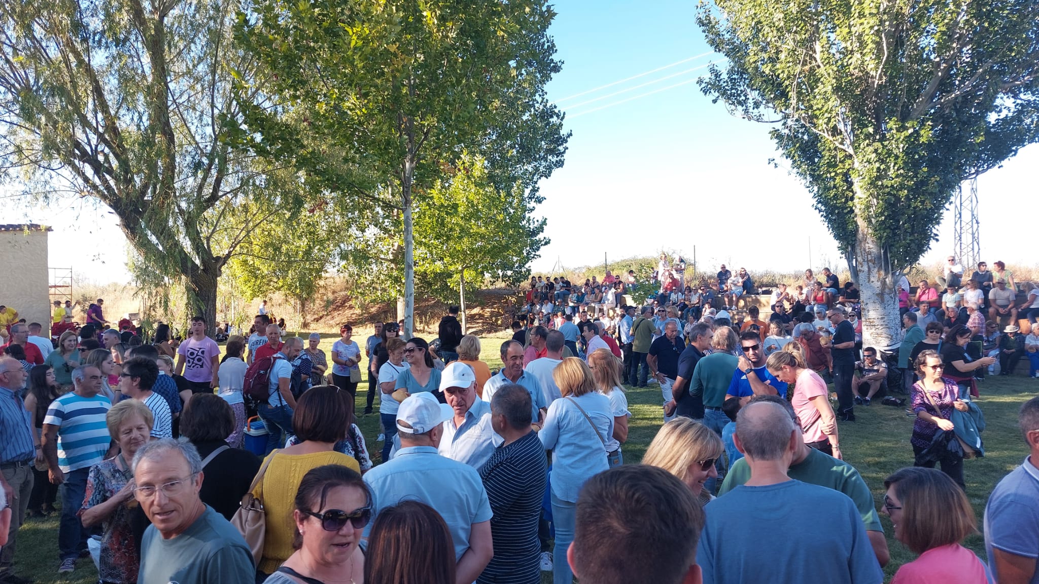 Navianos festeja a la Virgen del Carmen con el tradicional reparto de bollas en la ermita