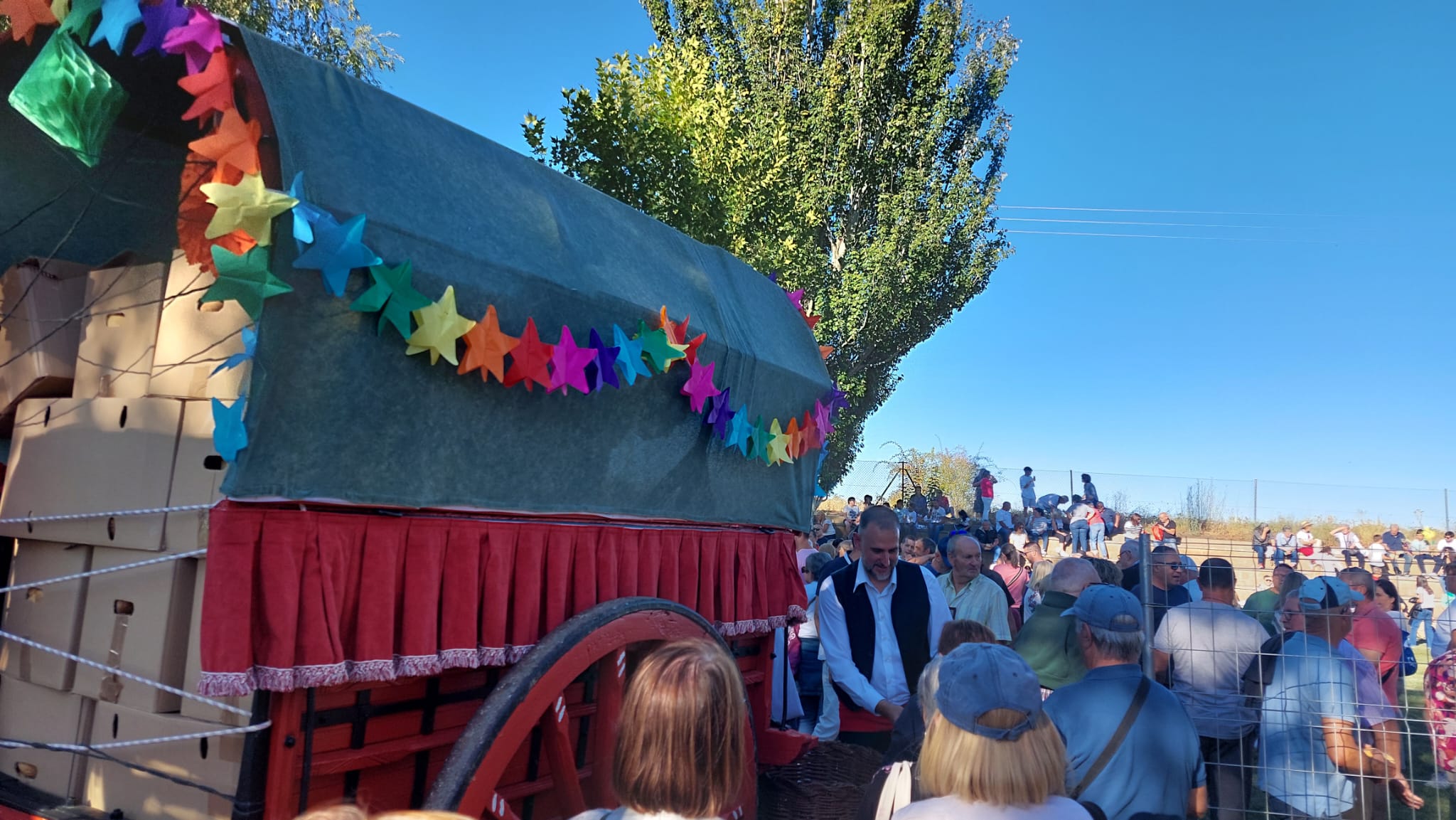 Navianos festeja a la Virgen del Carmen con el tradicional reparto de bollas en la ermita