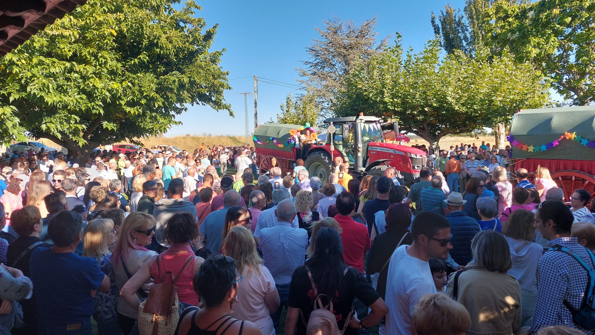 Navianos festeja a la Virgen del Carmen con el tradicional reparto de bollas en la ermita