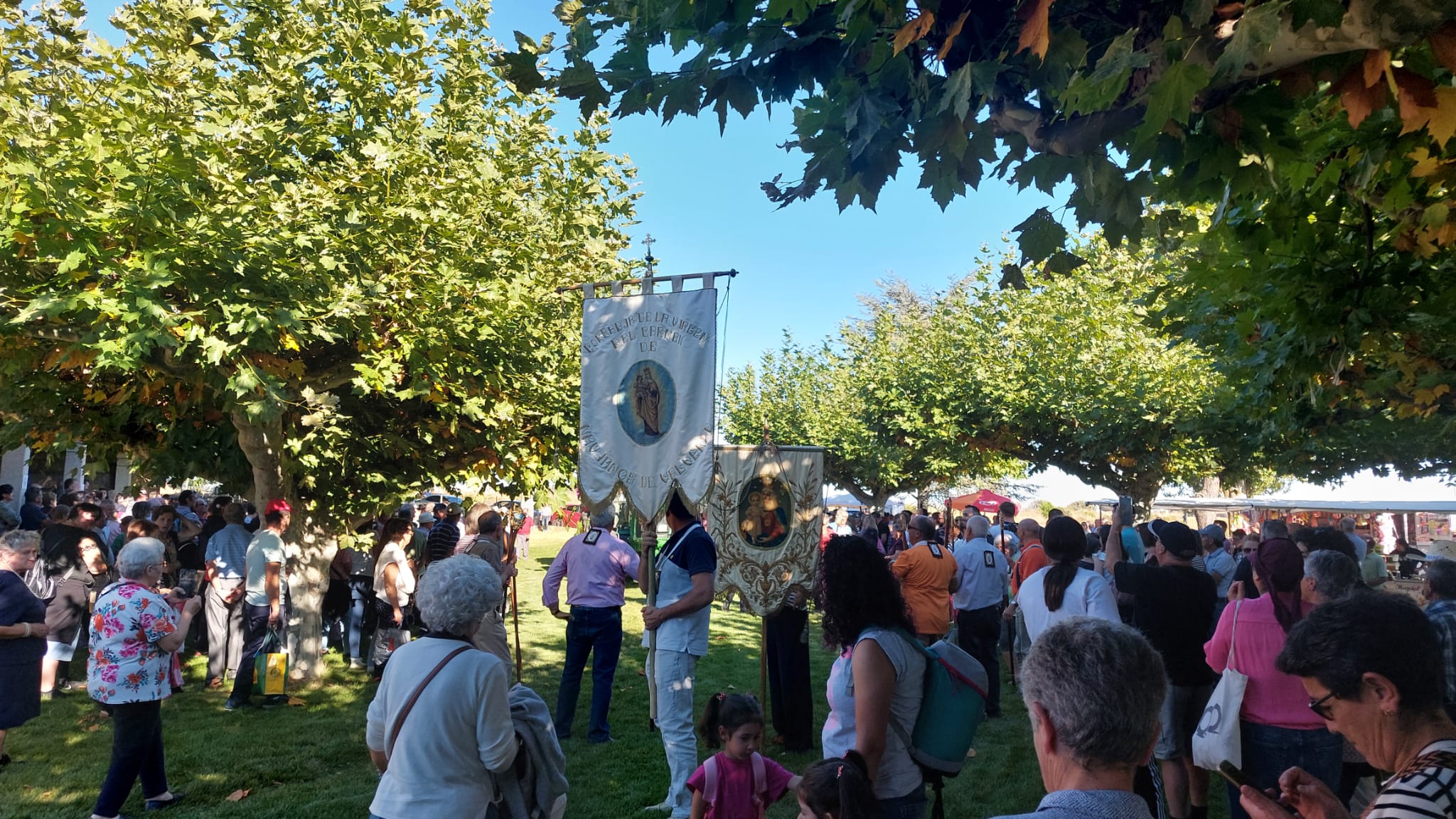 Navianos festeja a la Virgen del Carmen con el tradicional reparto de bollas en la ermita