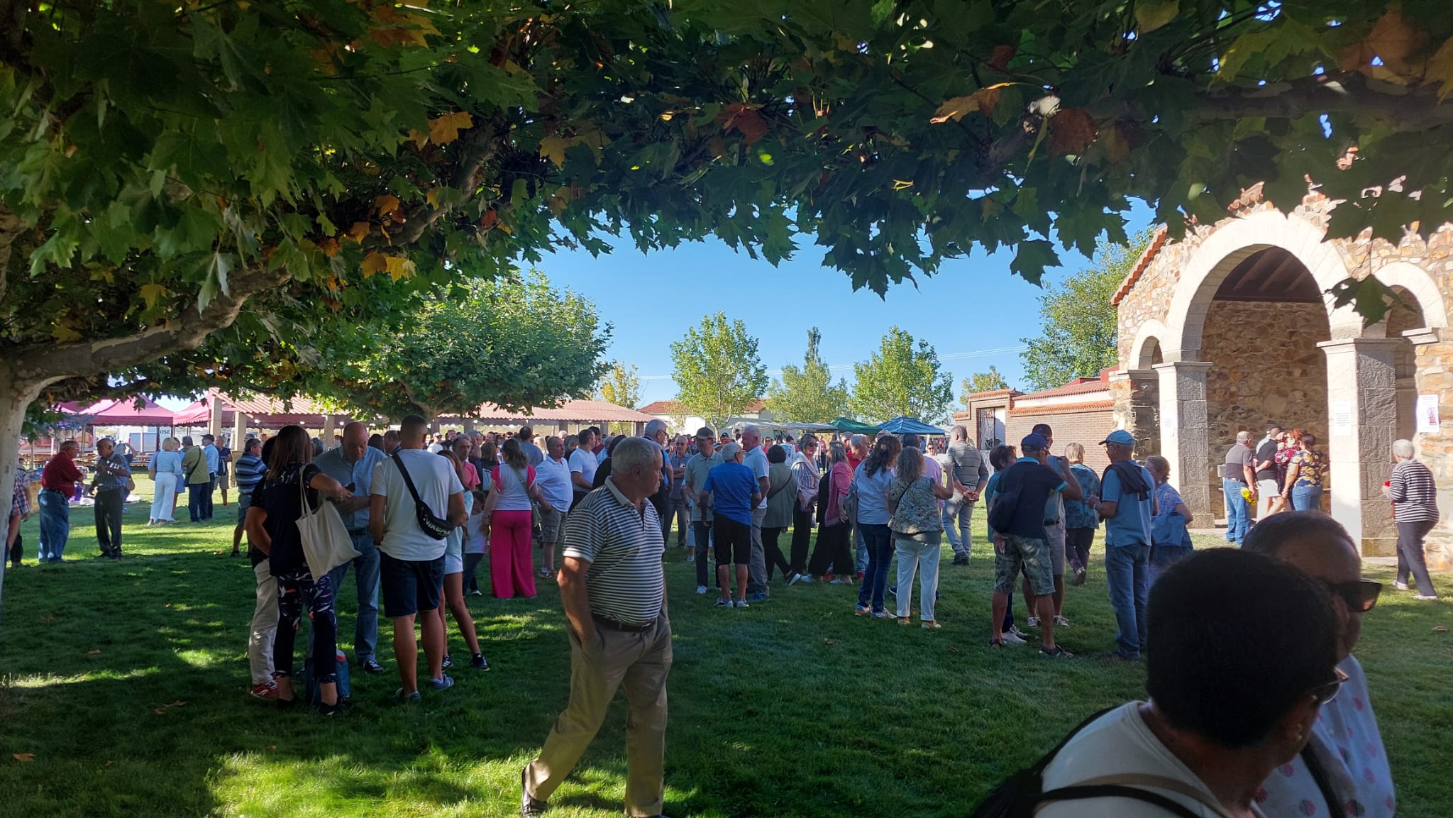 Navianos festeja a la Virgen del Carmen con el tradicional reparto de bollas en la ermita