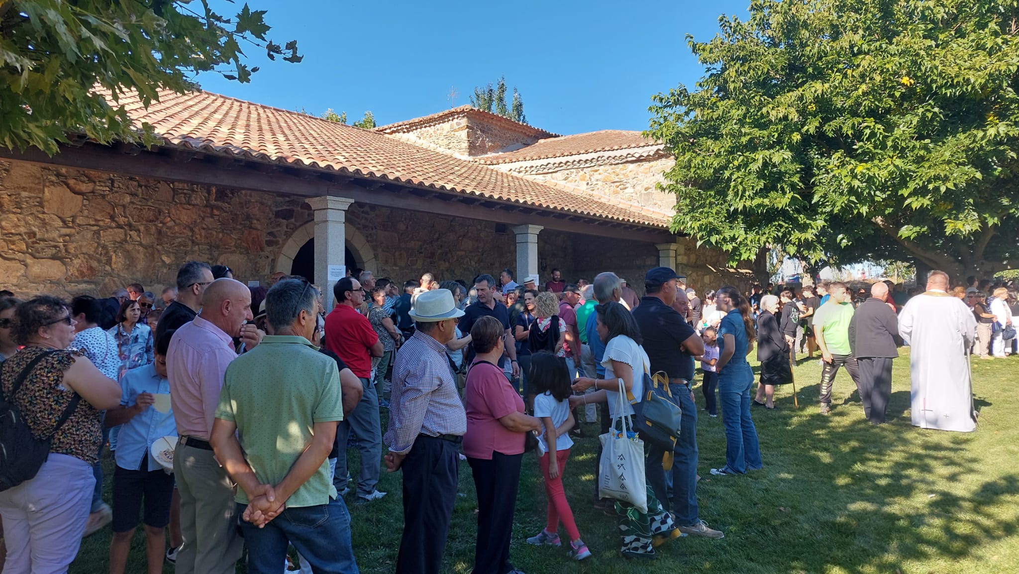 Navianos festeja a la Virgen del Carmen con el tradicional reparto de bollas en la ermita