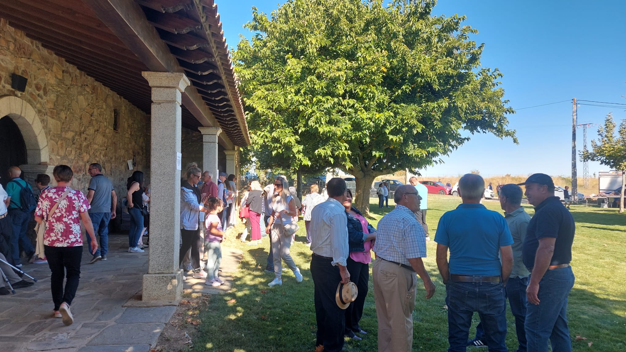 Navianos festeja a la Virgen del Carmen con el tradicional reparto de bollas en la ermita