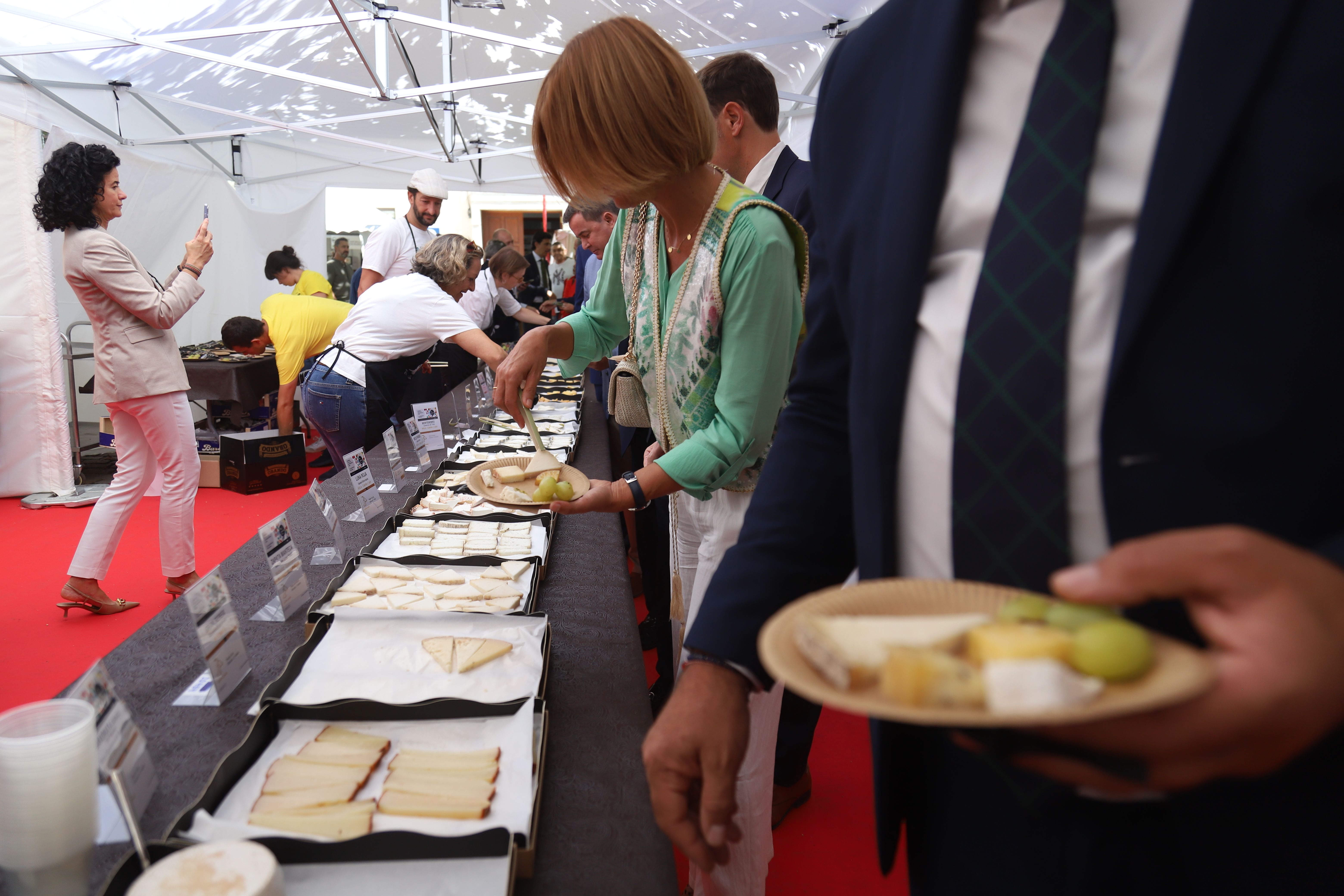 Agotadas las existencias del túnel del queso de la Marina tras consumirse más de 200 kilos de producto 