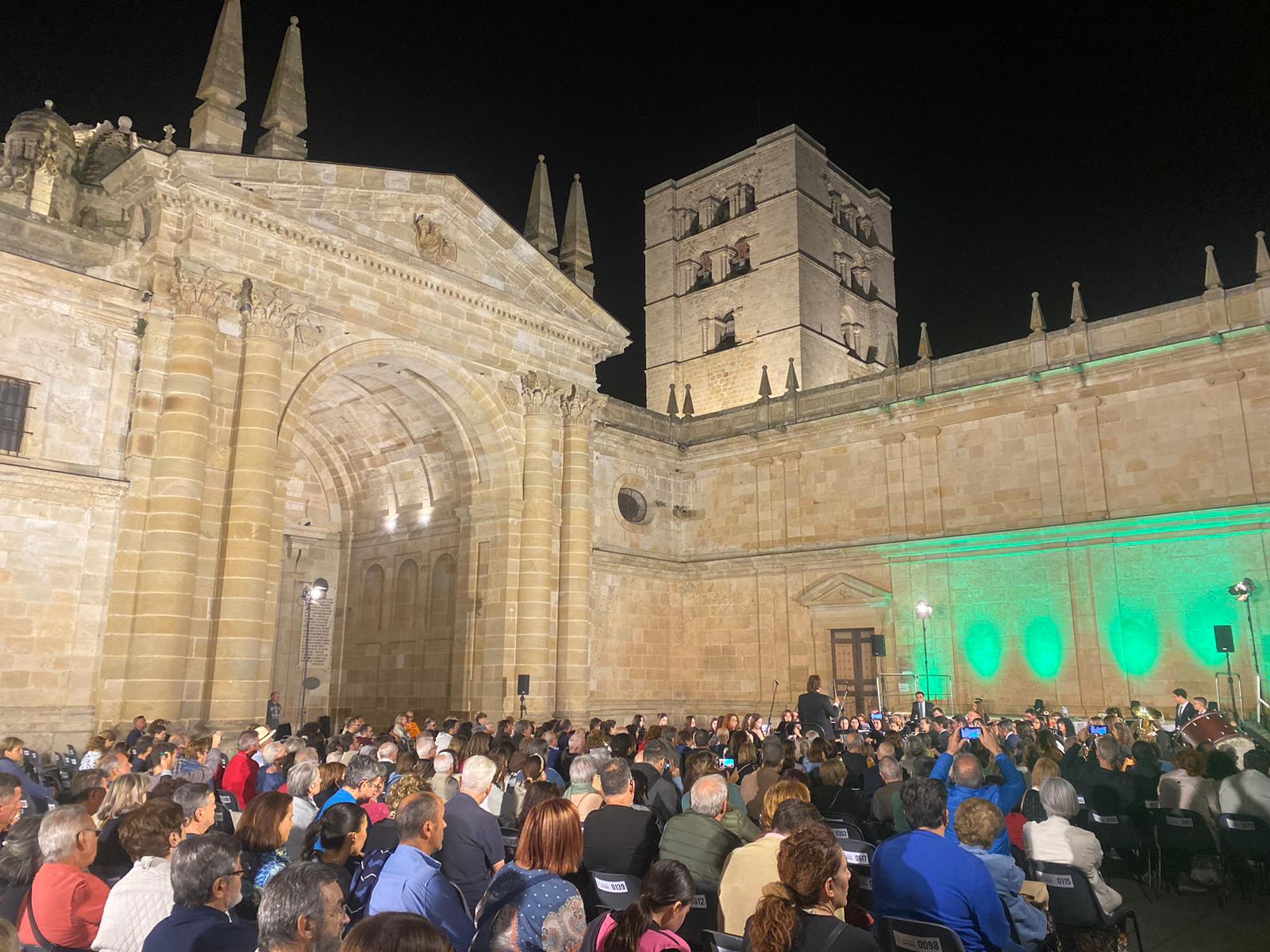 Concierto de la Banda de Música de Zamora en el atrio de la Catedral