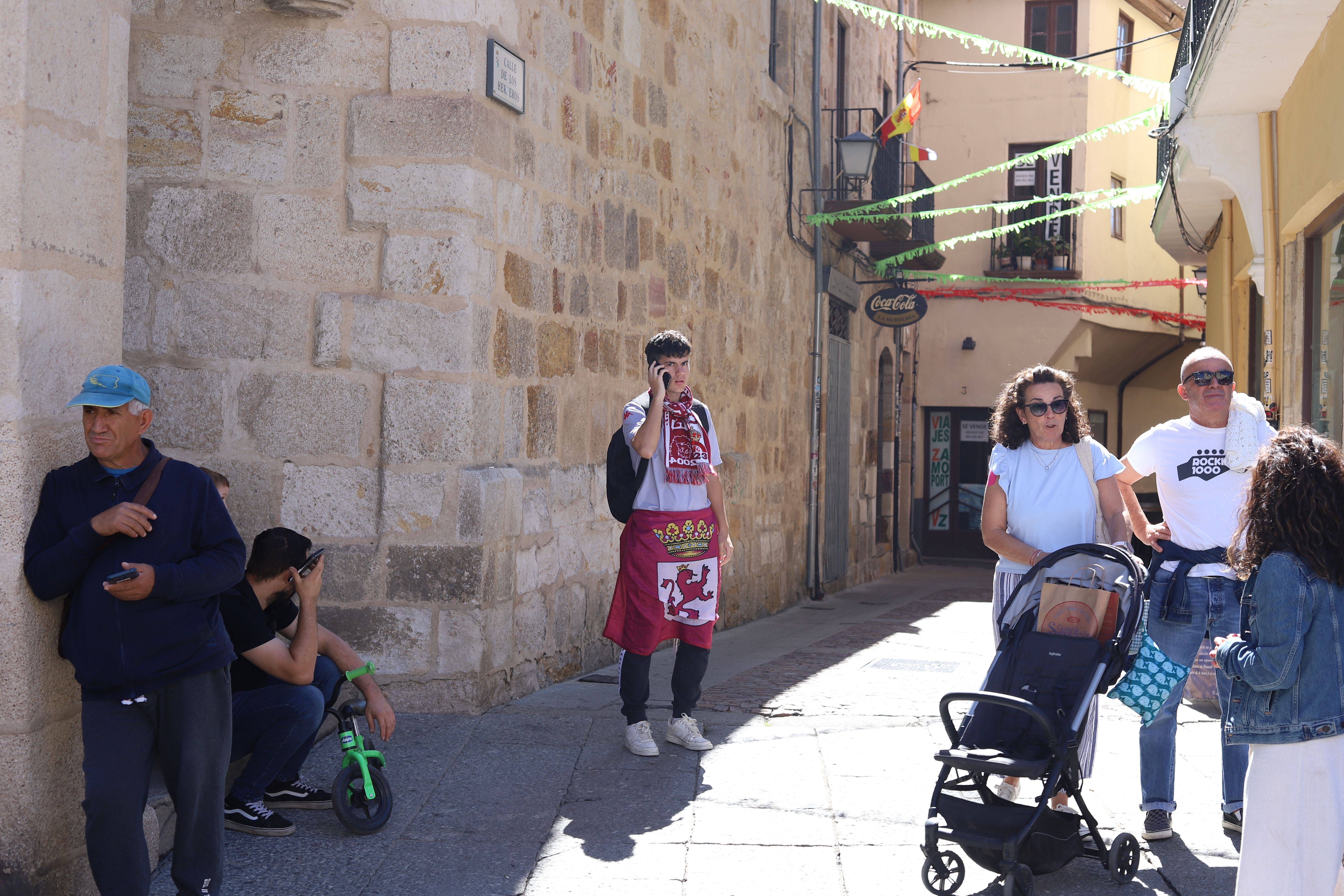 La afición de la Cultural Leonesa tiñe de derbi las calles de la capital