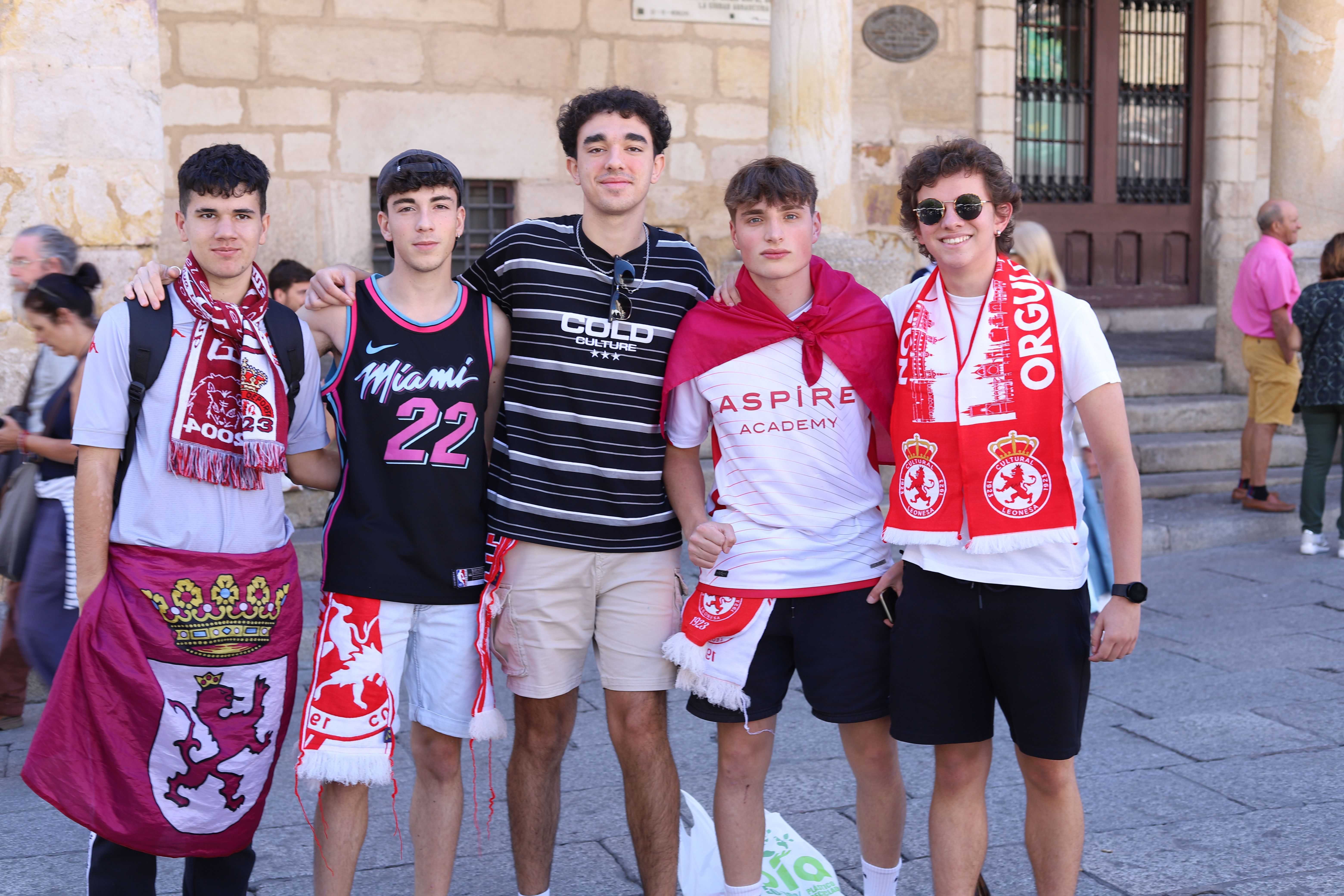 La afición de la Cultural Leonesa tiñe de derbi las calles de la capital