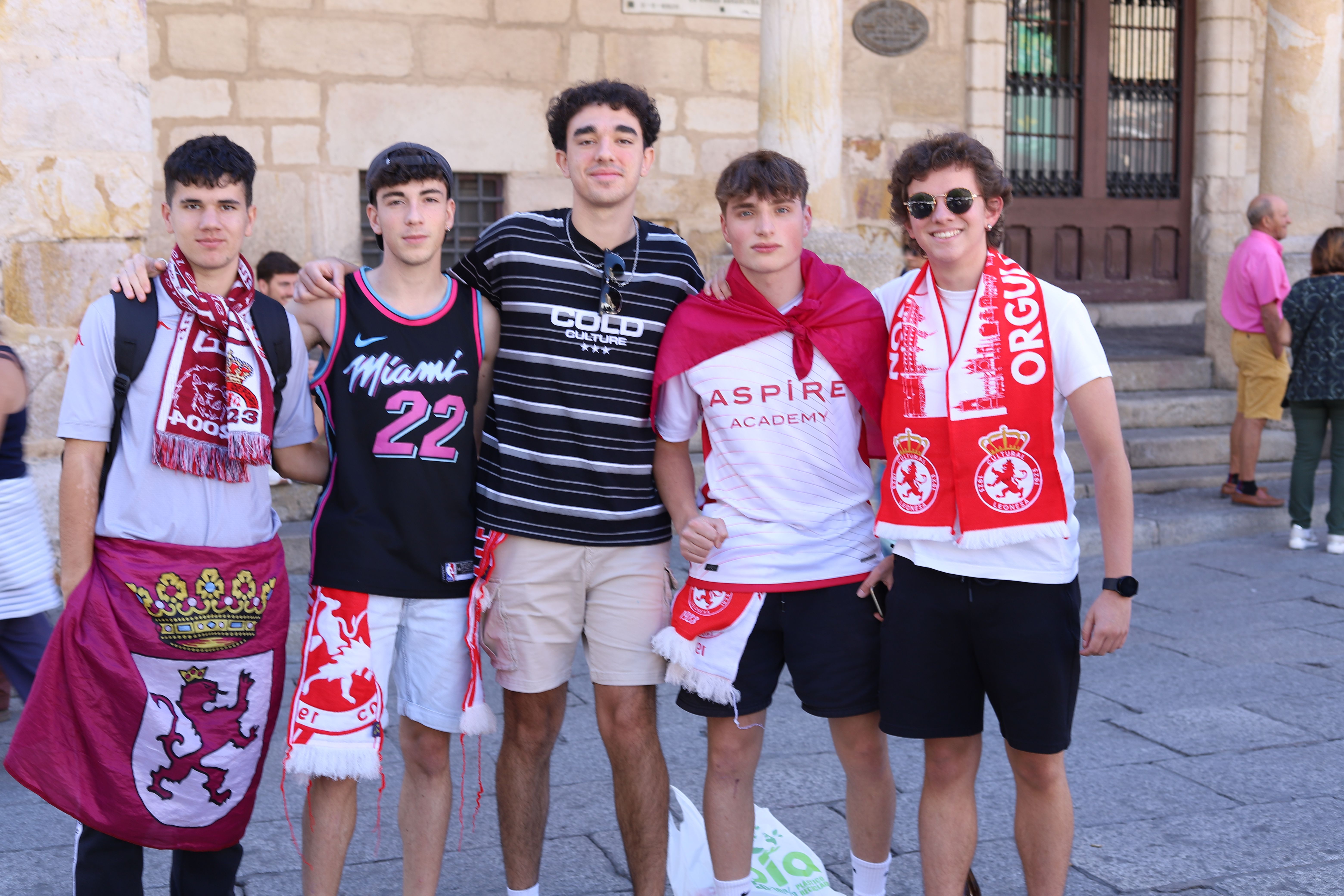 La afición de la Cultural Leonesa tiñe de derbi las calles de la capital