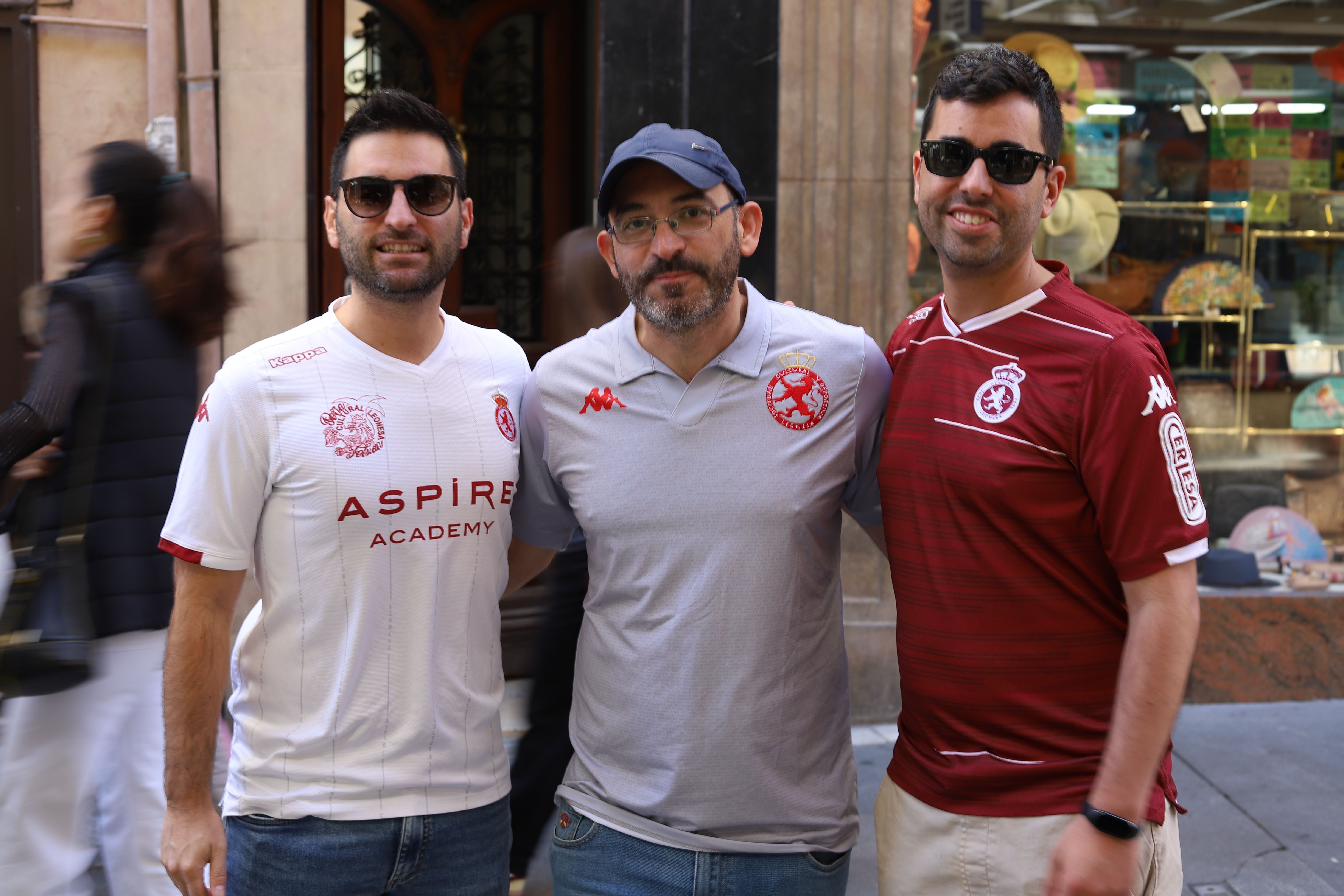 La afición de la Cultural Leonesa tiñe de derbi las calles de la capital