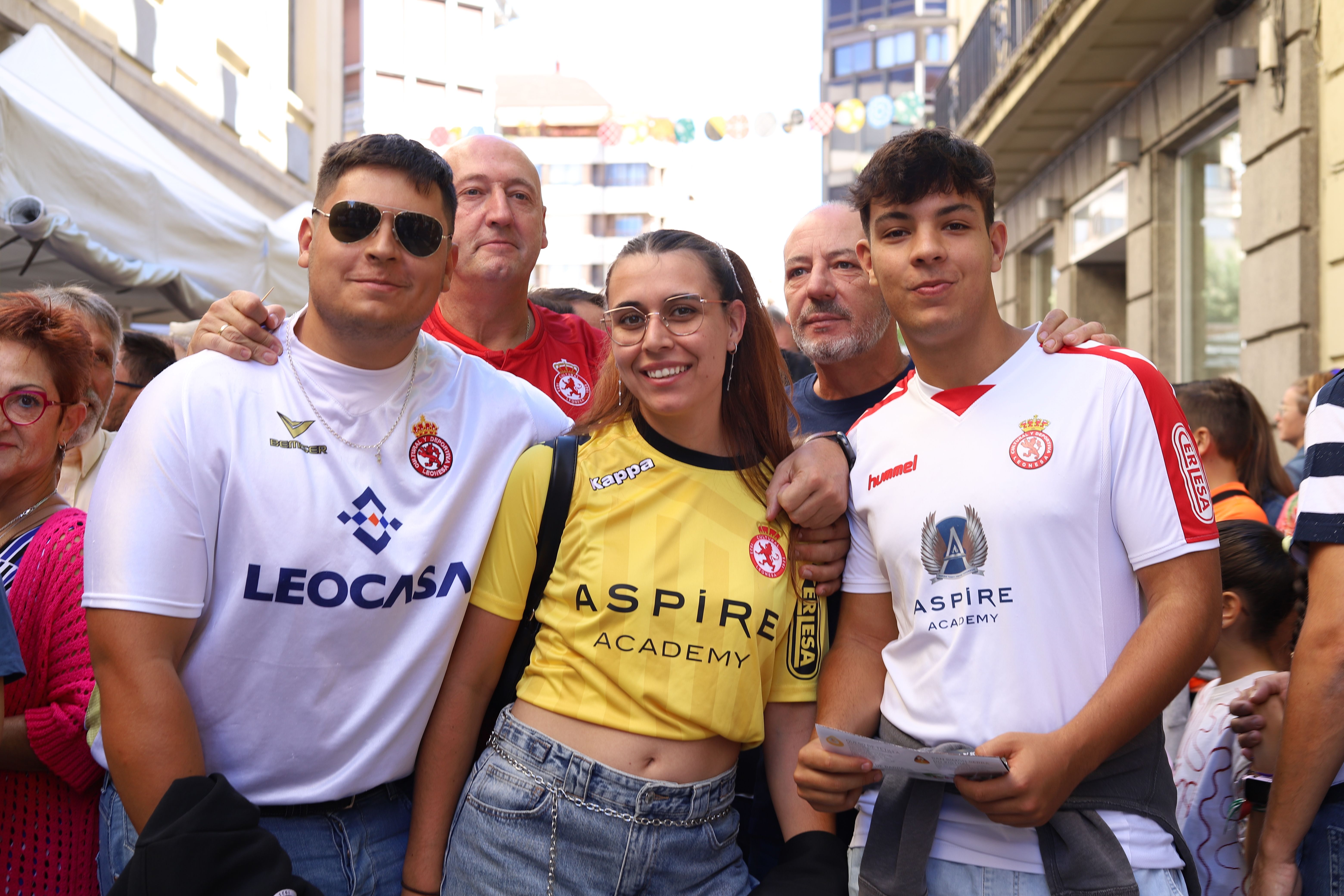 La afición de la Cultural Leonesa tiñe de derbi las calles de la capital