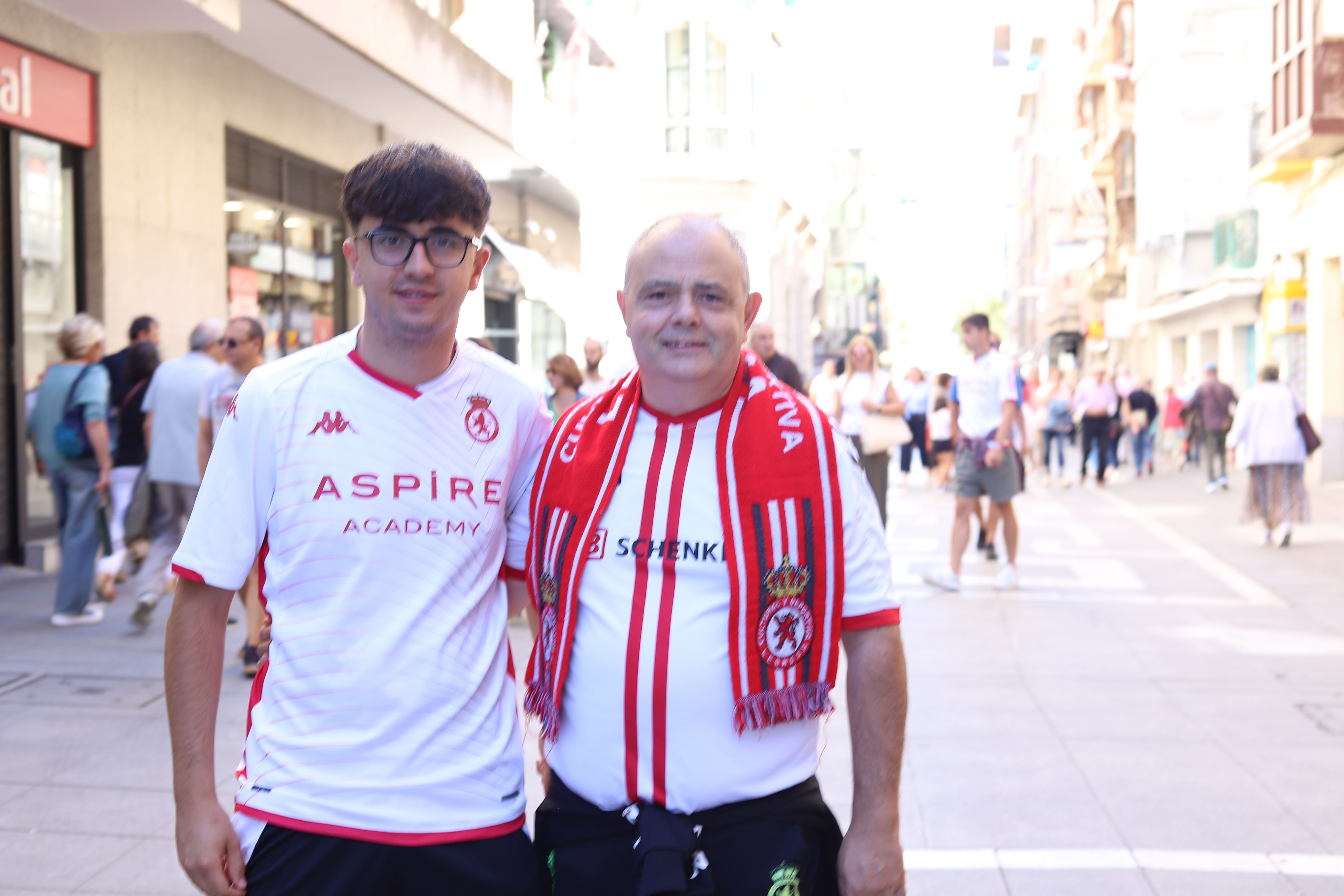 La afición de la Cultural Leonesa tiñe de derbi las calles de la capital