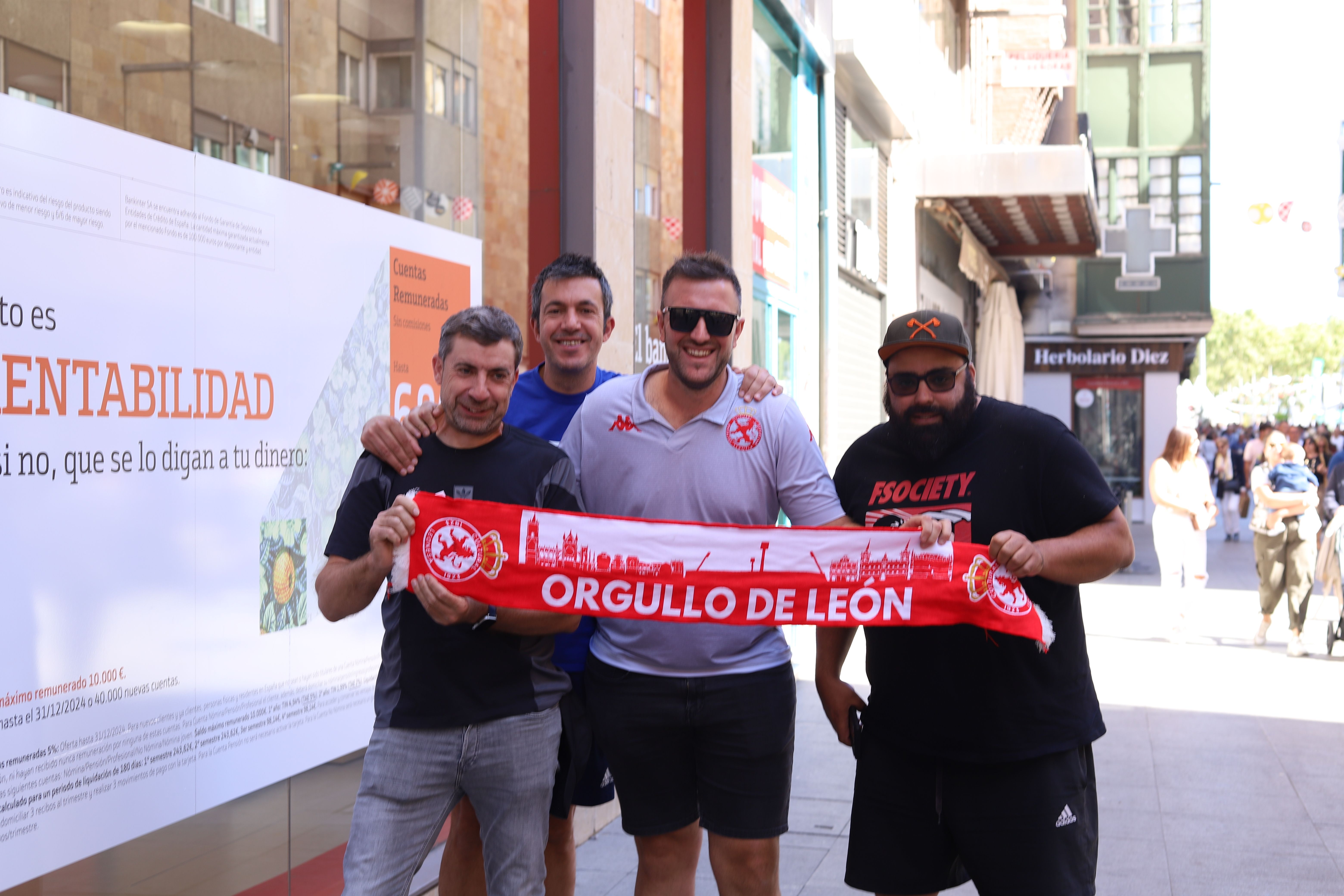 La afición de la Cultural Leonesa tiñe de derbi las calles de la capital