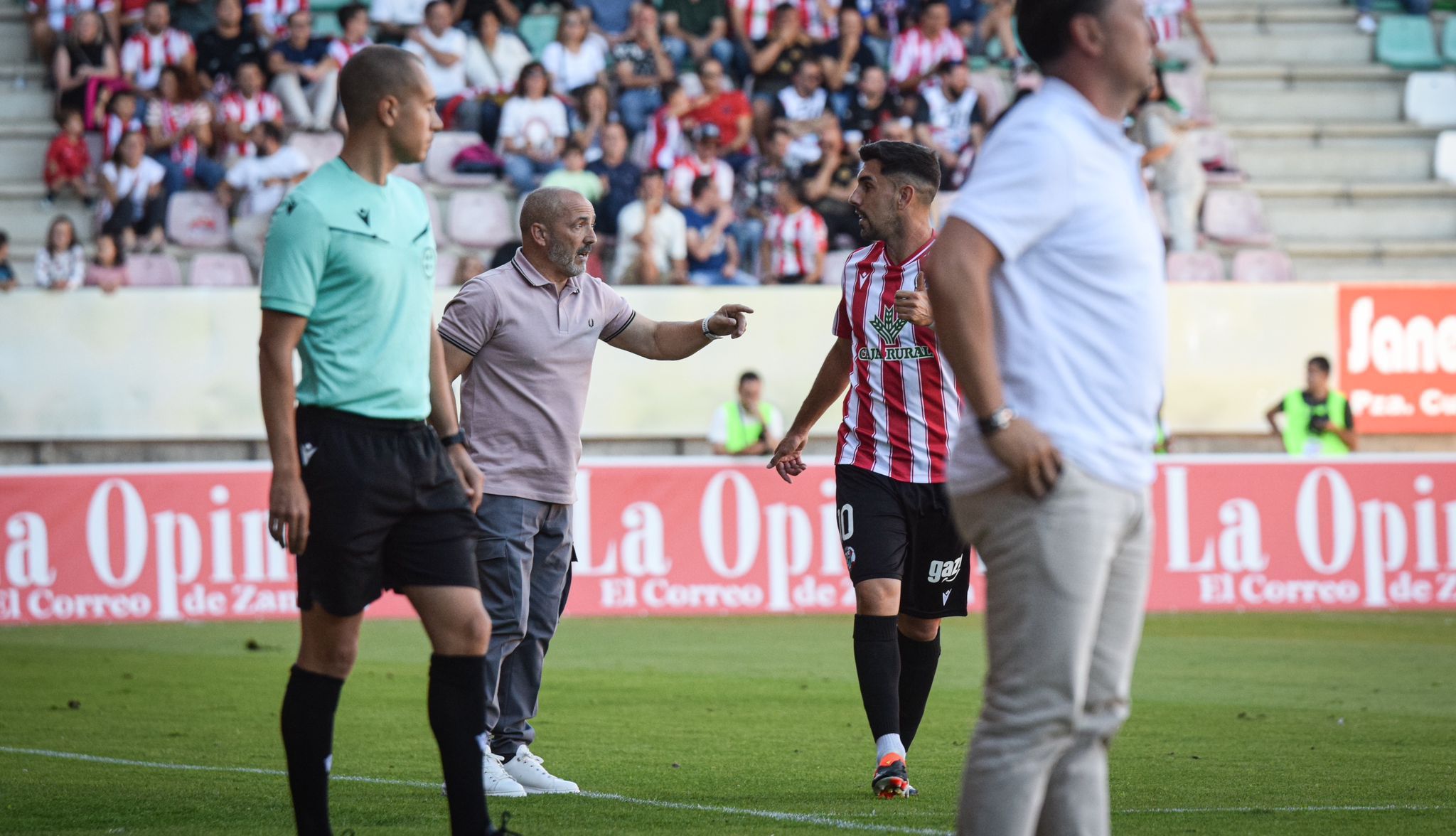 Juan Sabas da instrucciones a Carlos Ramos. Zamora CF