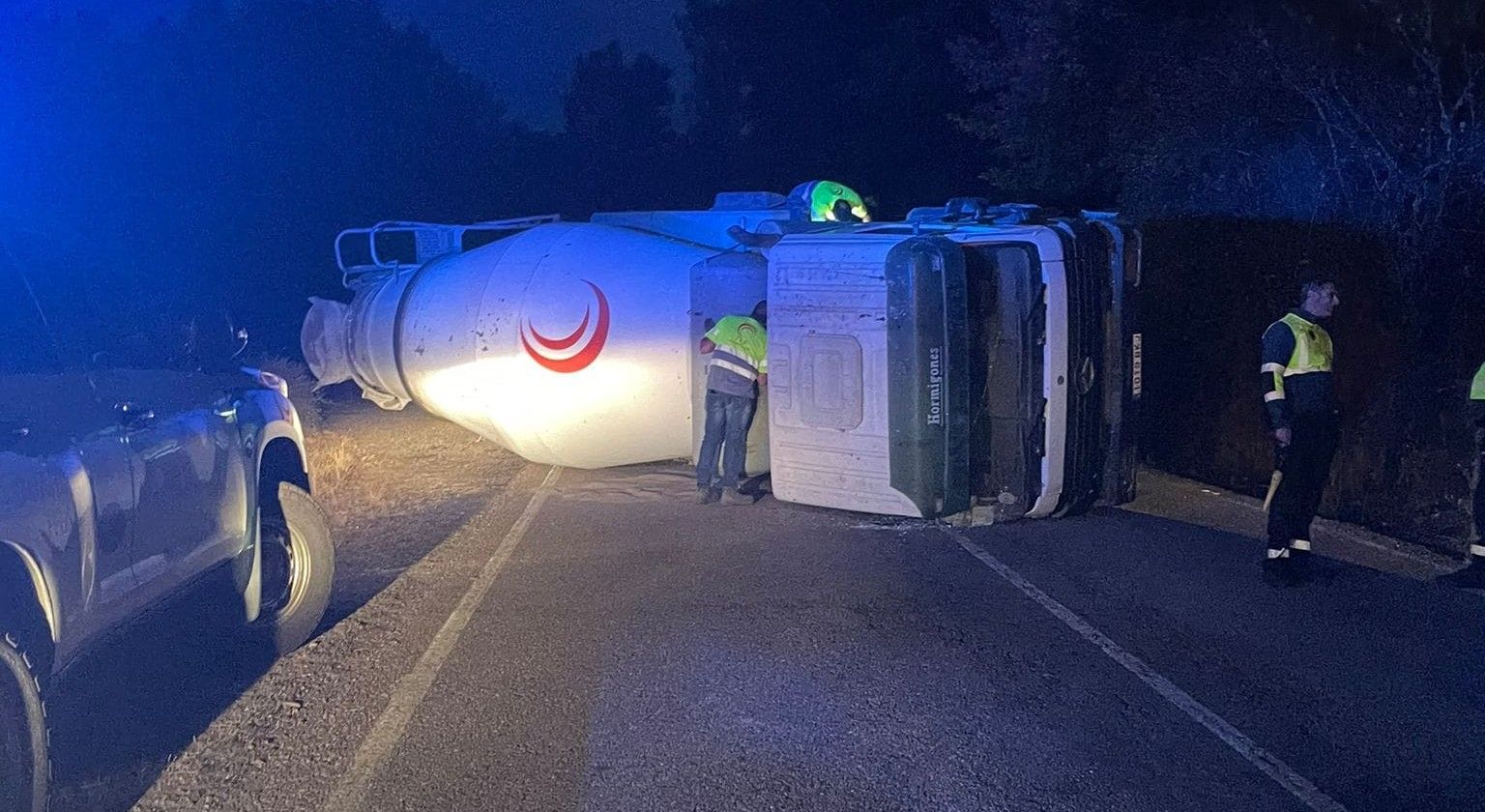 Camión volcado en la carretera sanabresa