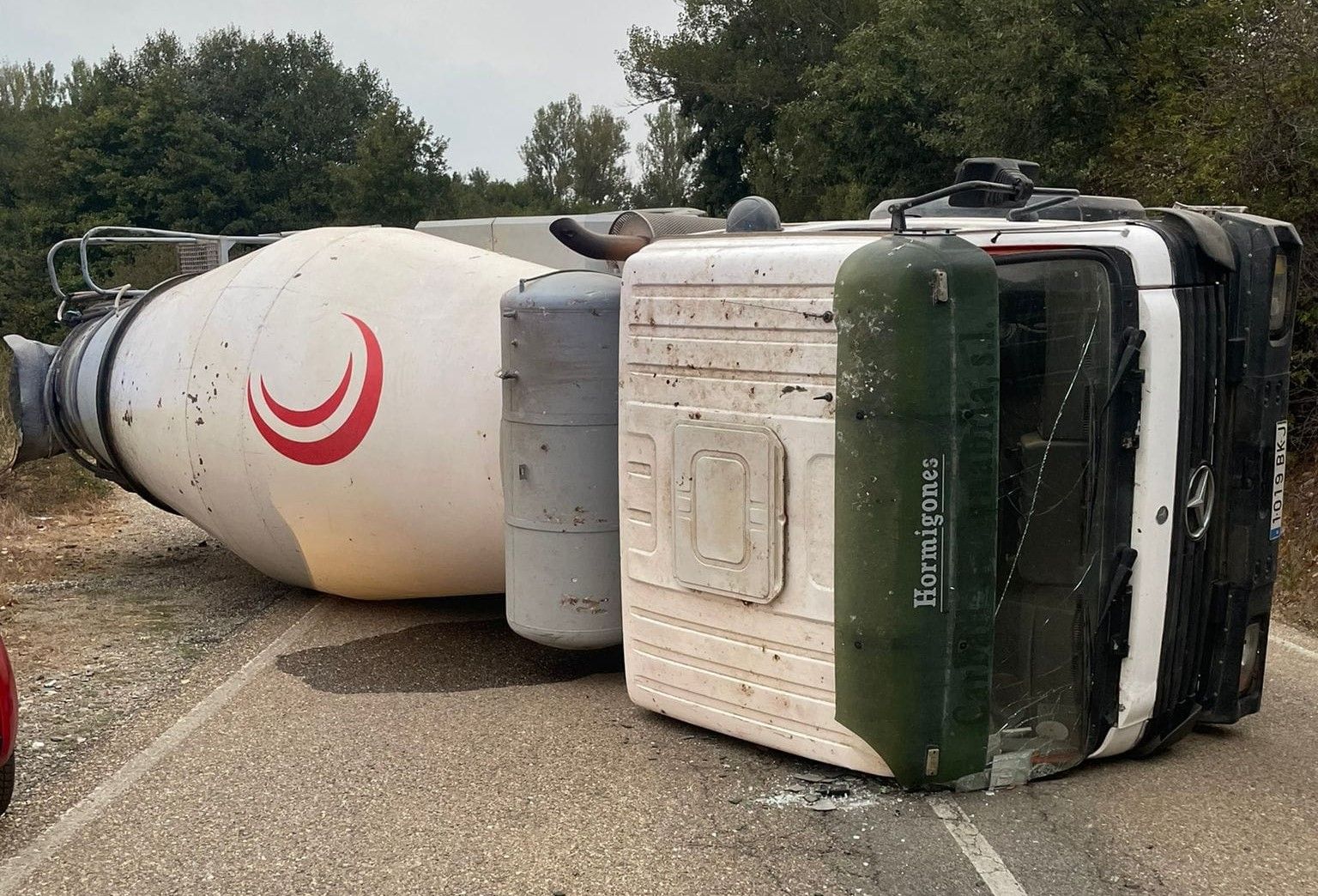 Camión volcado en la carretera