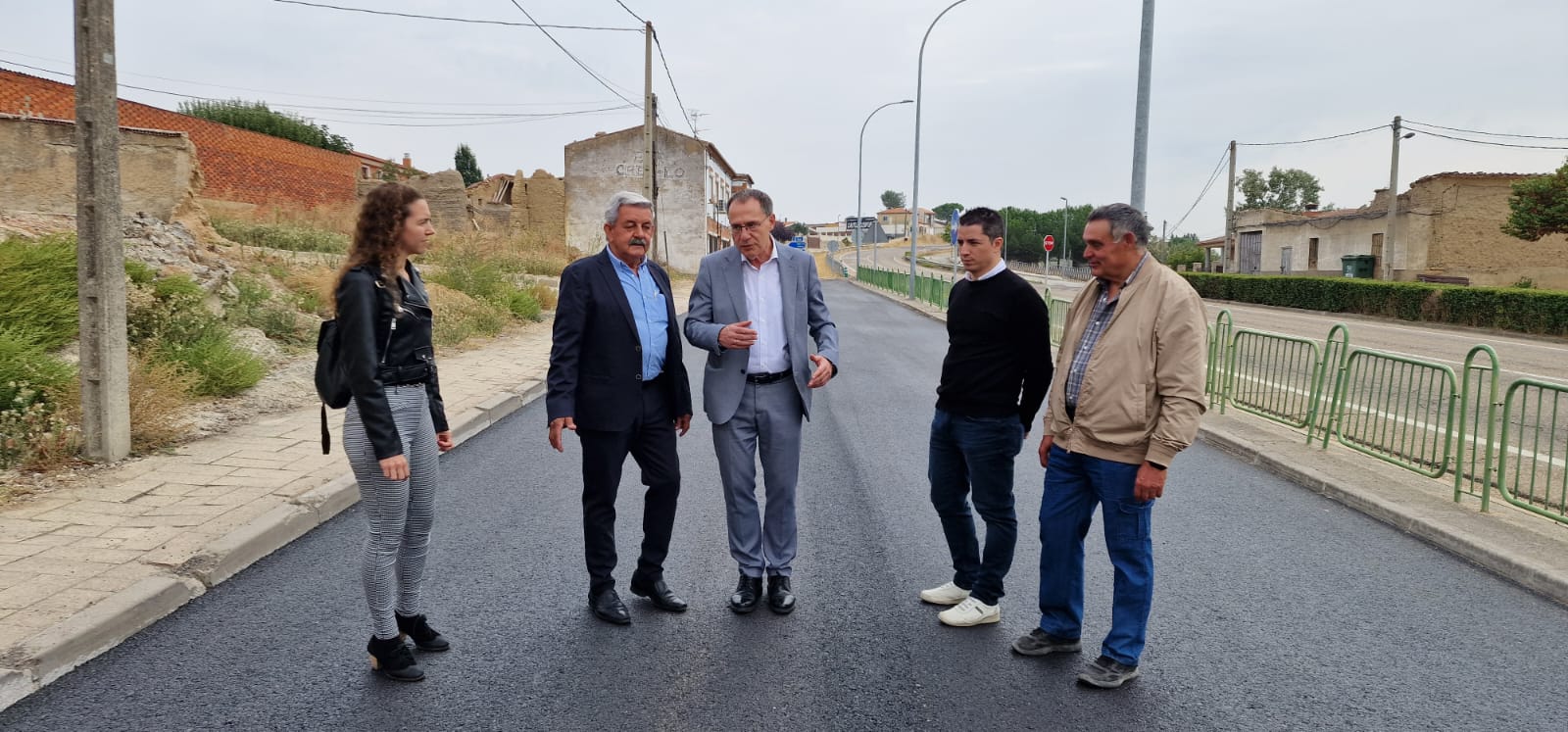 Ángel Blanco visita el resultado de las obras de refuerzo del firme en las vías de servicio de la N122 en Fresno de la Ribera