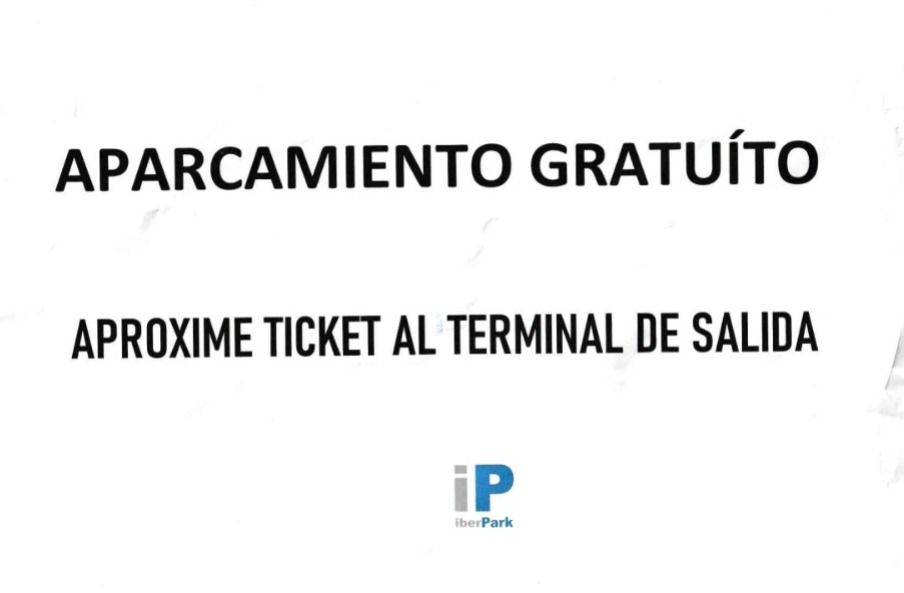 Cartel del parking de San Martín que no esclarece la finalización de la hora de gratuidad