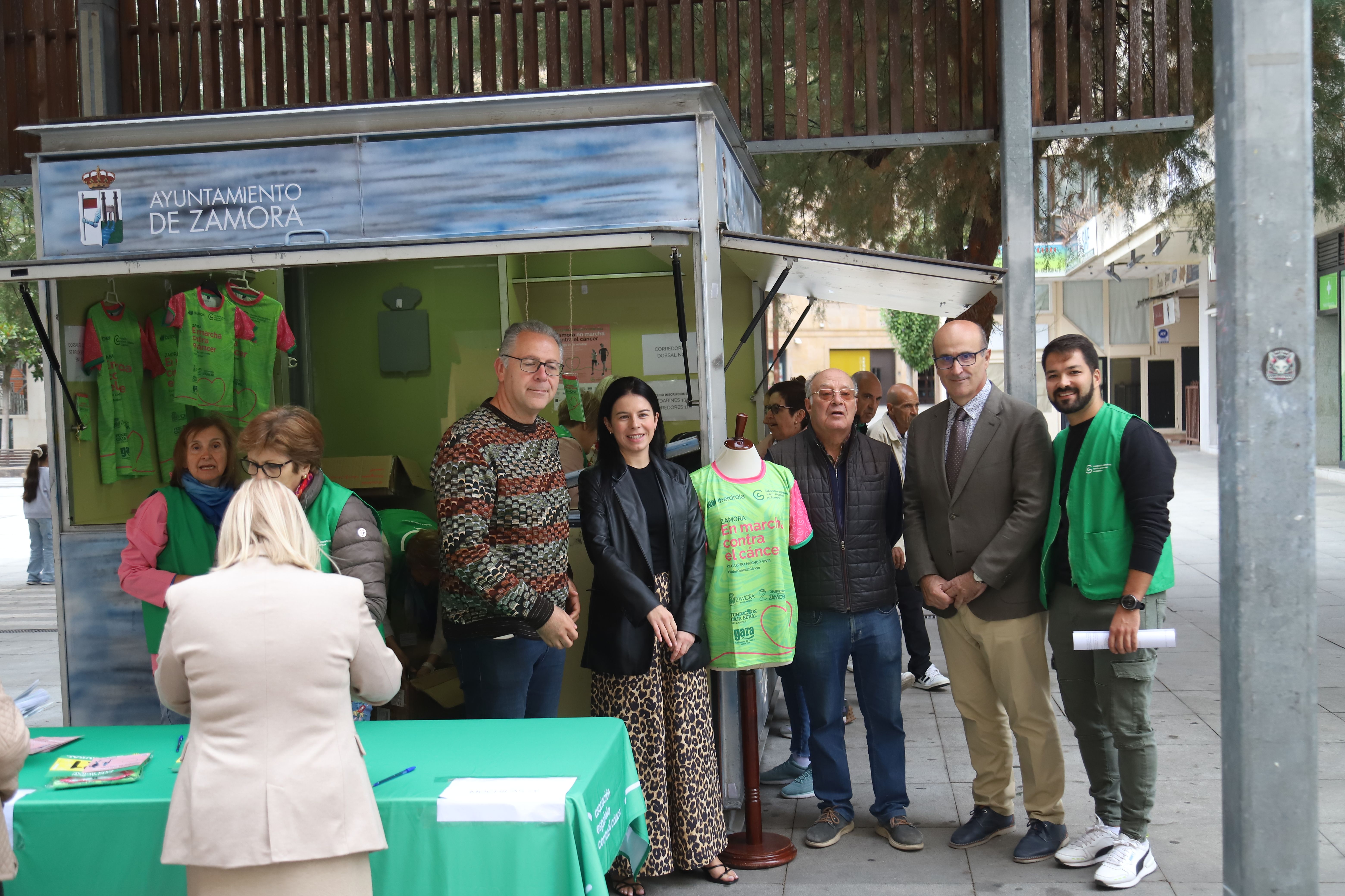 La AECC de Zamora sale a la calle para visibilizar la necesidad de investigación: "Es el único camino hacia una posible cura"