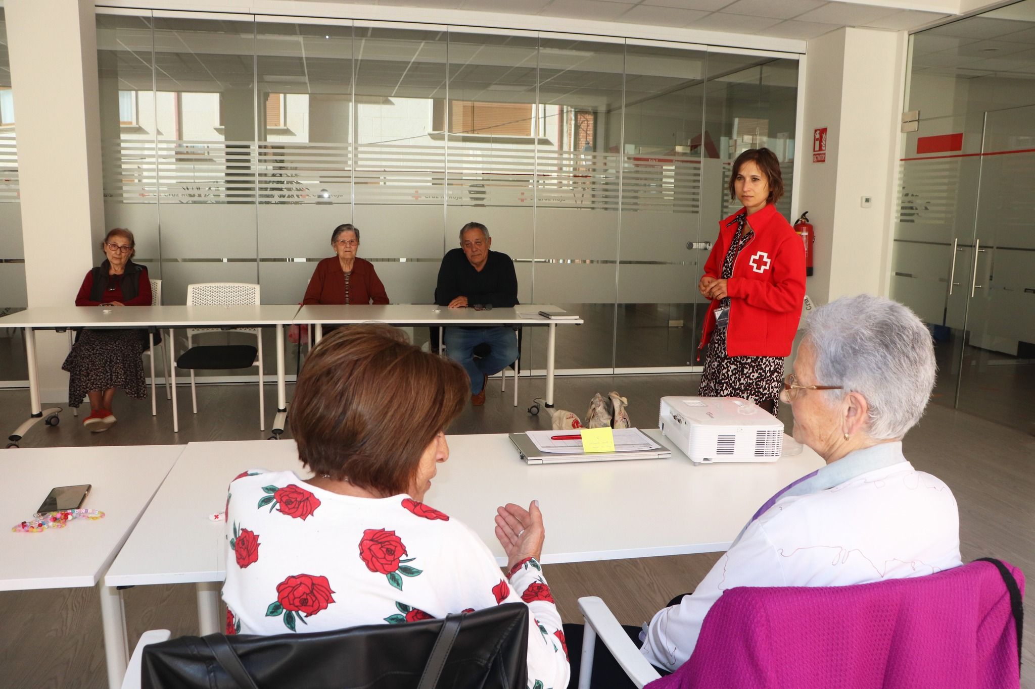 Cruz Roja impartiendo formación con personas mayores. 