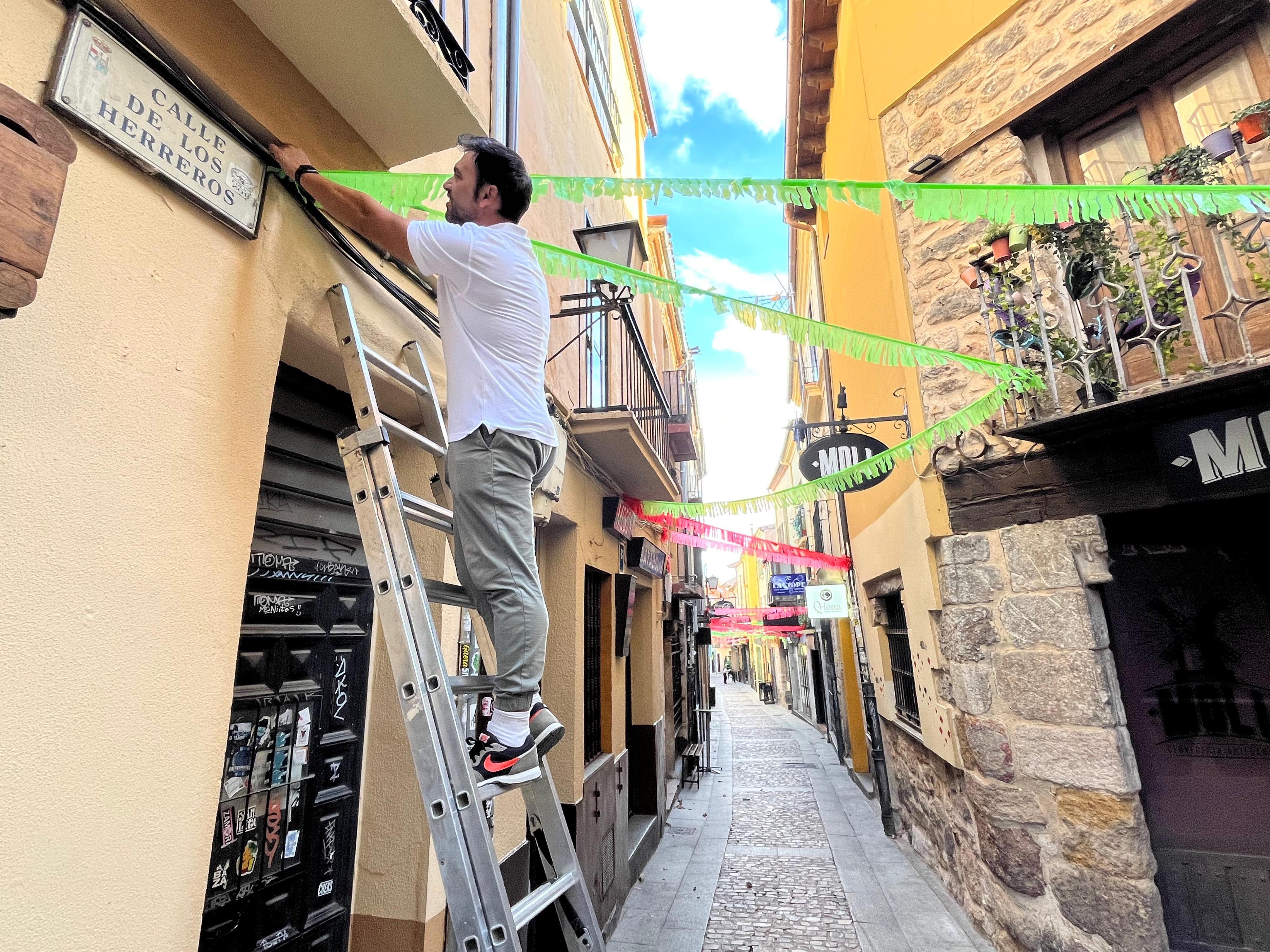 Rafael Lorenzo , presidente de La Asociación de Hosteleros de  Los Herreros en las labores de decoración de la calle